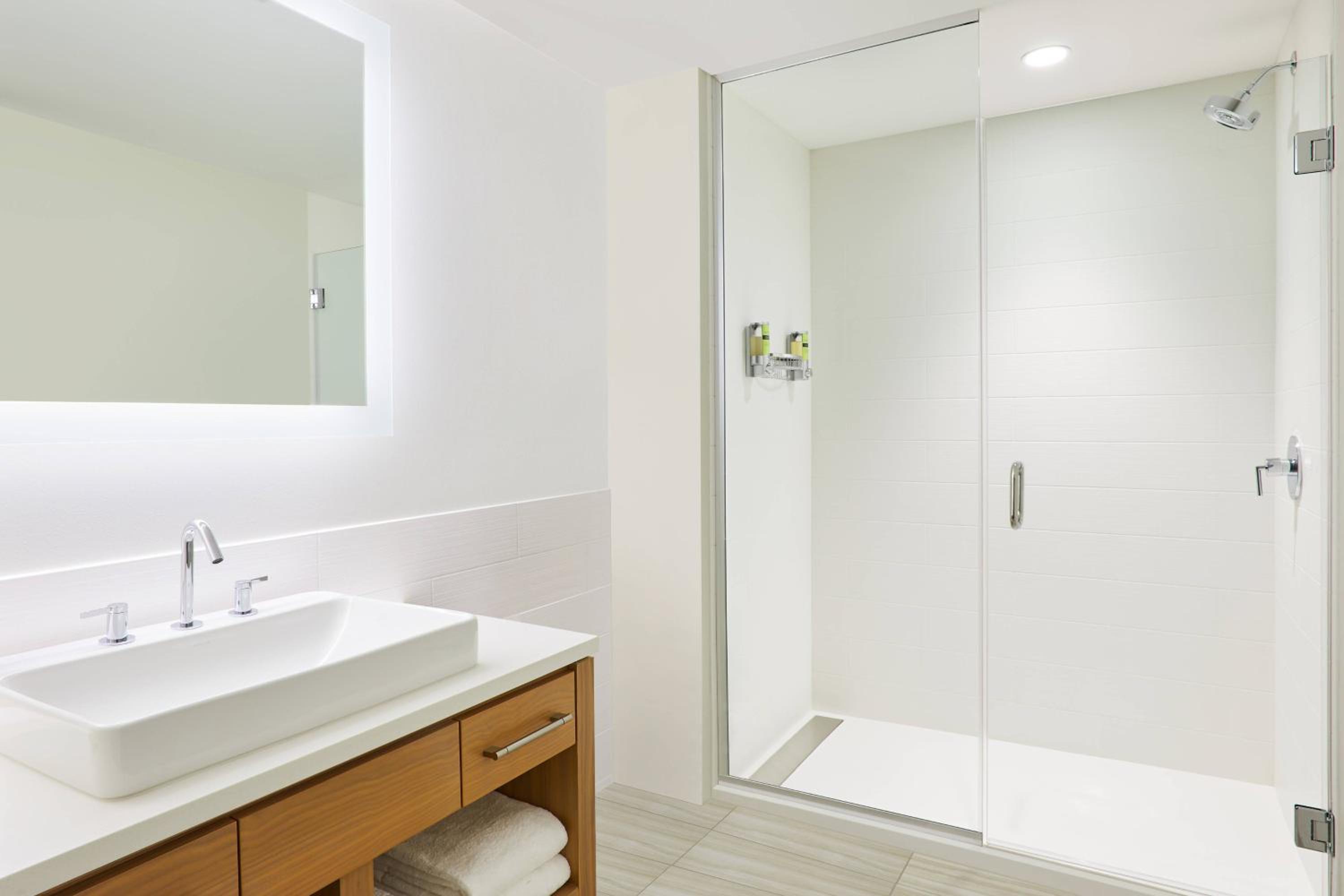 King Room with Adapted Tub - Mobility and Hearing Accessible