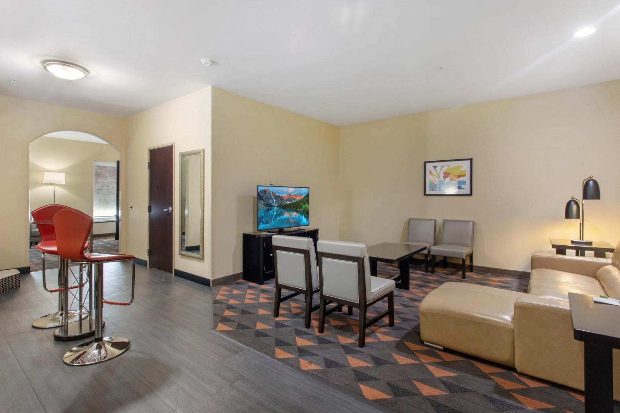 Suite - Photo 1