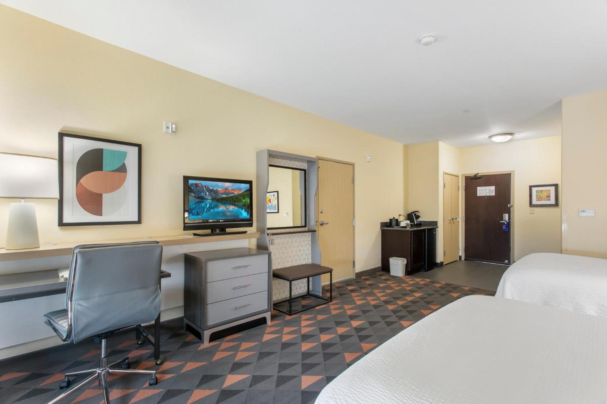 Standard Room with Two Queen Beds - Photo 3