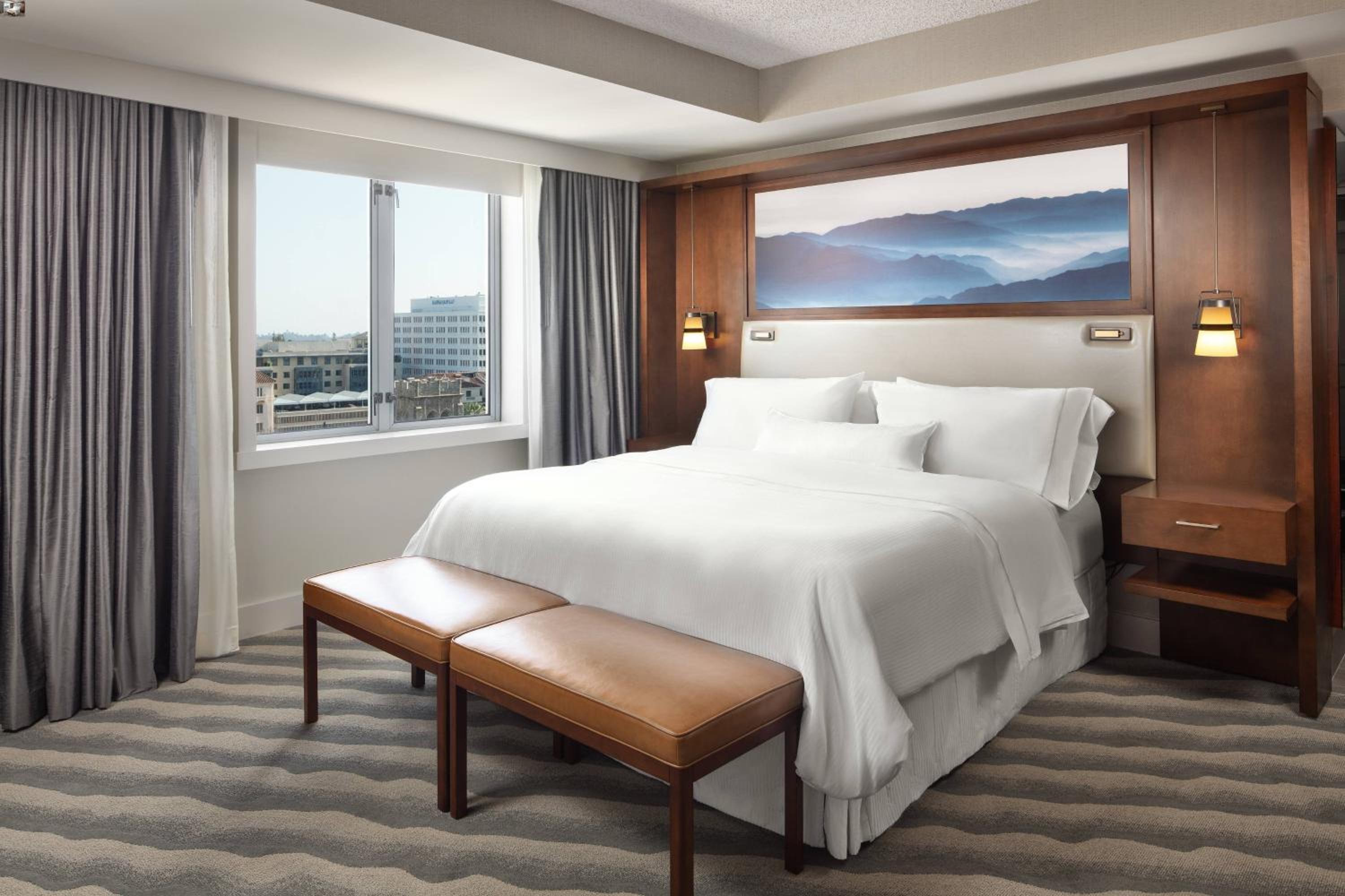 Classic King Room with Roll-in Shower - Mobility Accessible photo 3
