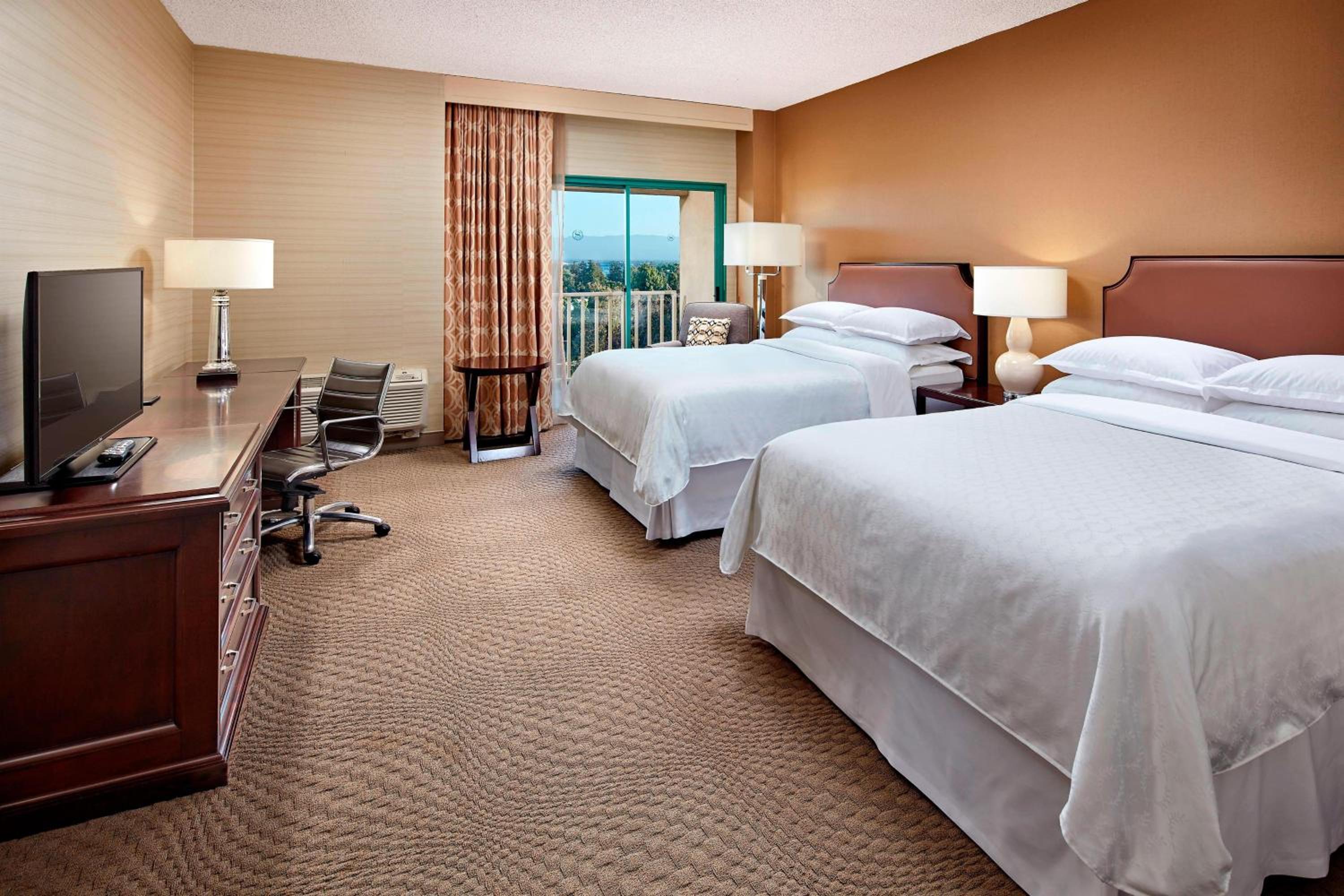 Club level, Guest room, 2 Queen, High floor, Balcony - Photo 2