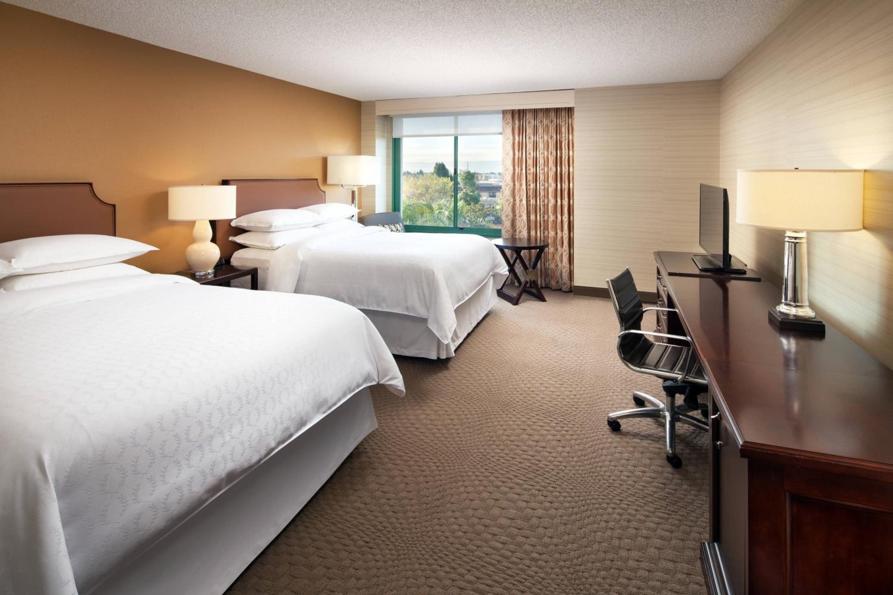 Club level, Guest room, 2 Queen, High floor, Balcony - Photo 1