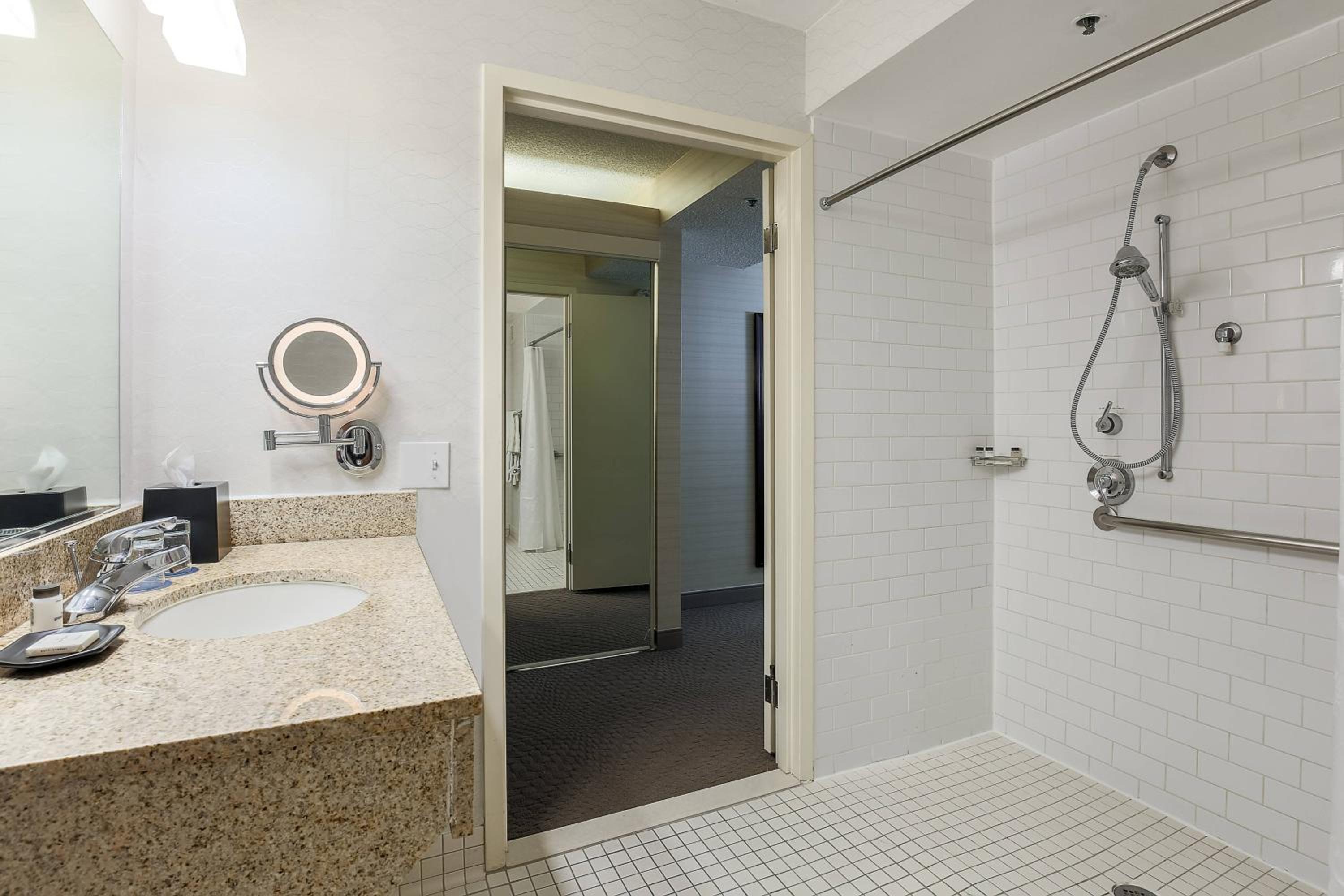 Guest room, 1 King, No view, Low floor - Photo 2
