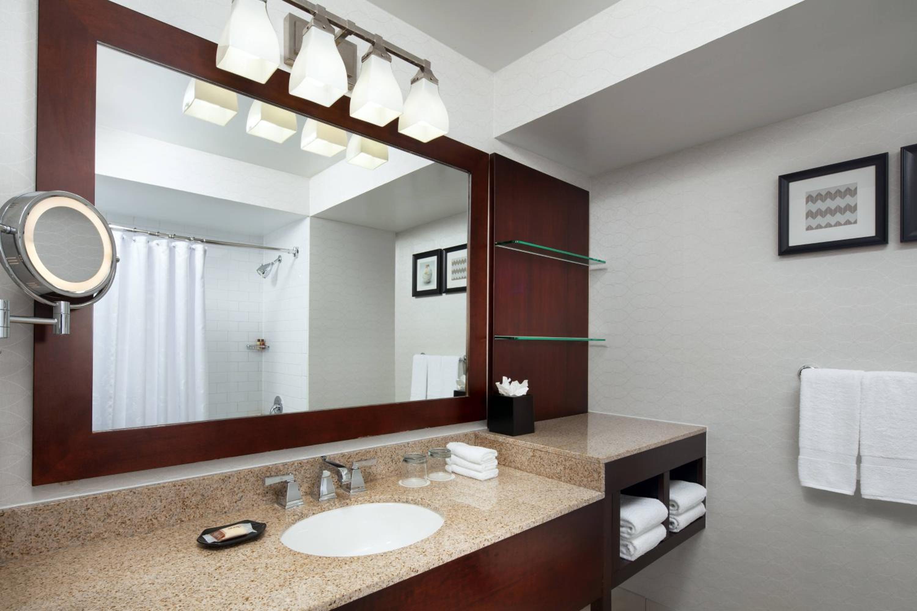 Guest Room, 1 King - Photo 2