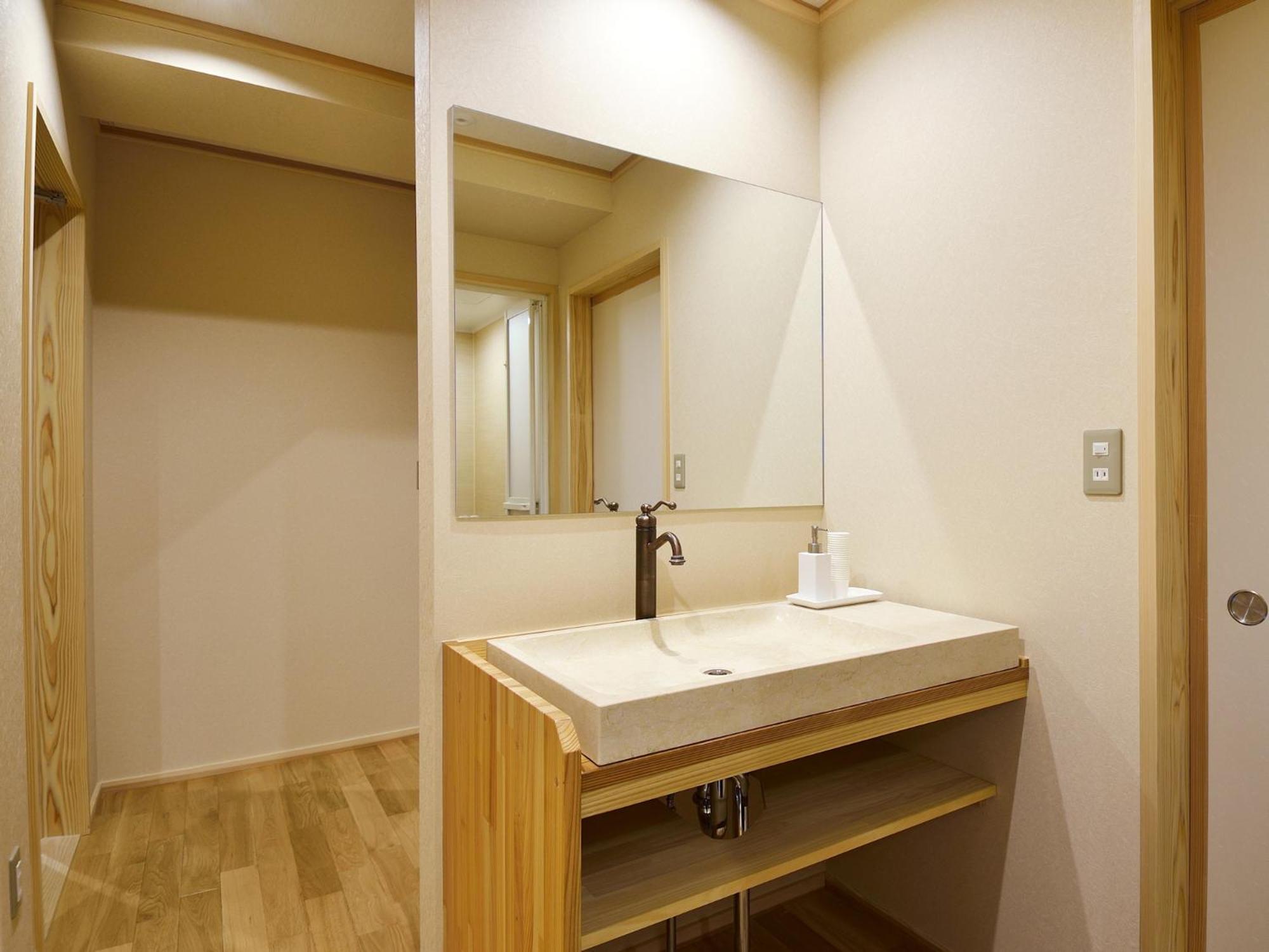 Standard Twin Room with Shared Bathroom photo 2