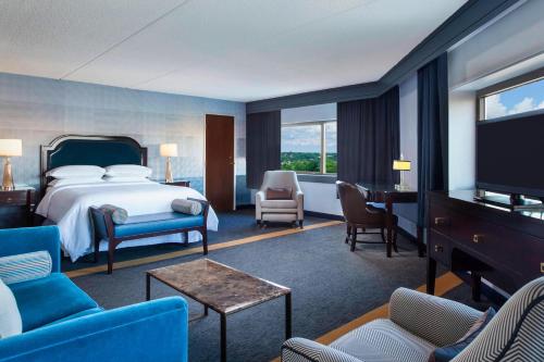 Concierge level, Parlor, 1 Queen, Sofa bed, 6th - 15th floor photo 1