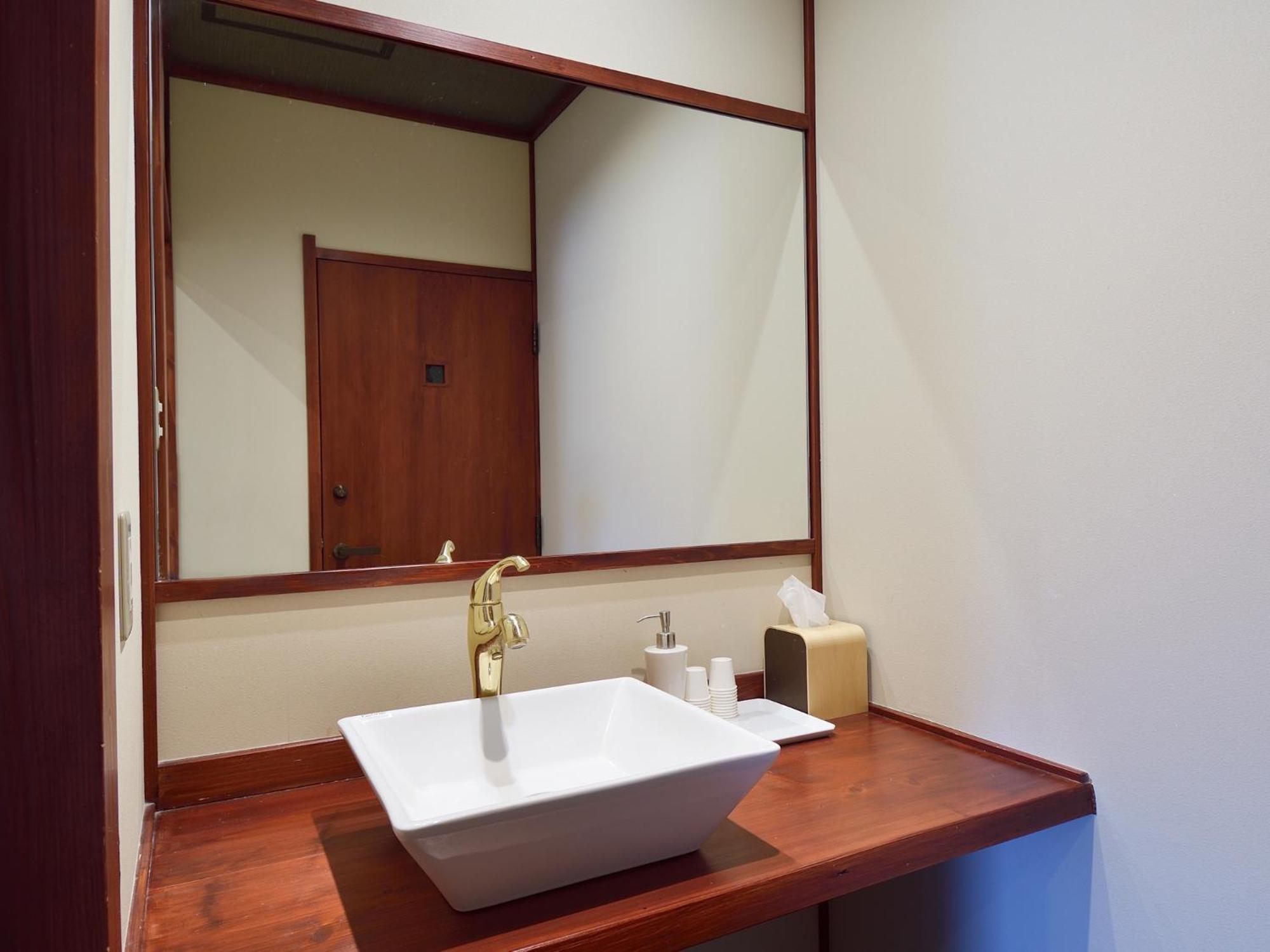 Standard Twin Room with Shared Bathroom photo 3