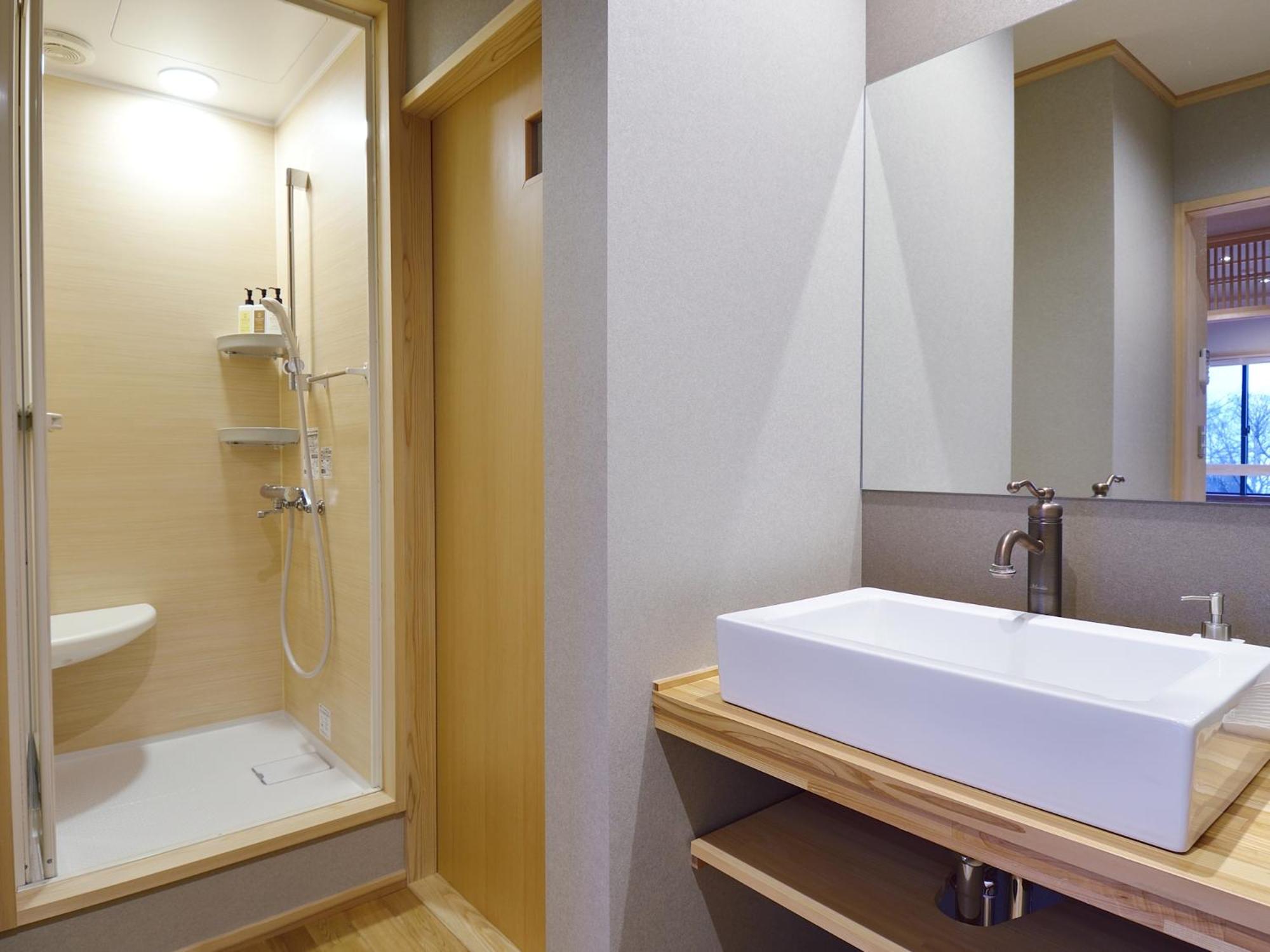 Standard Twin Room with Shared Bathroom photo 2