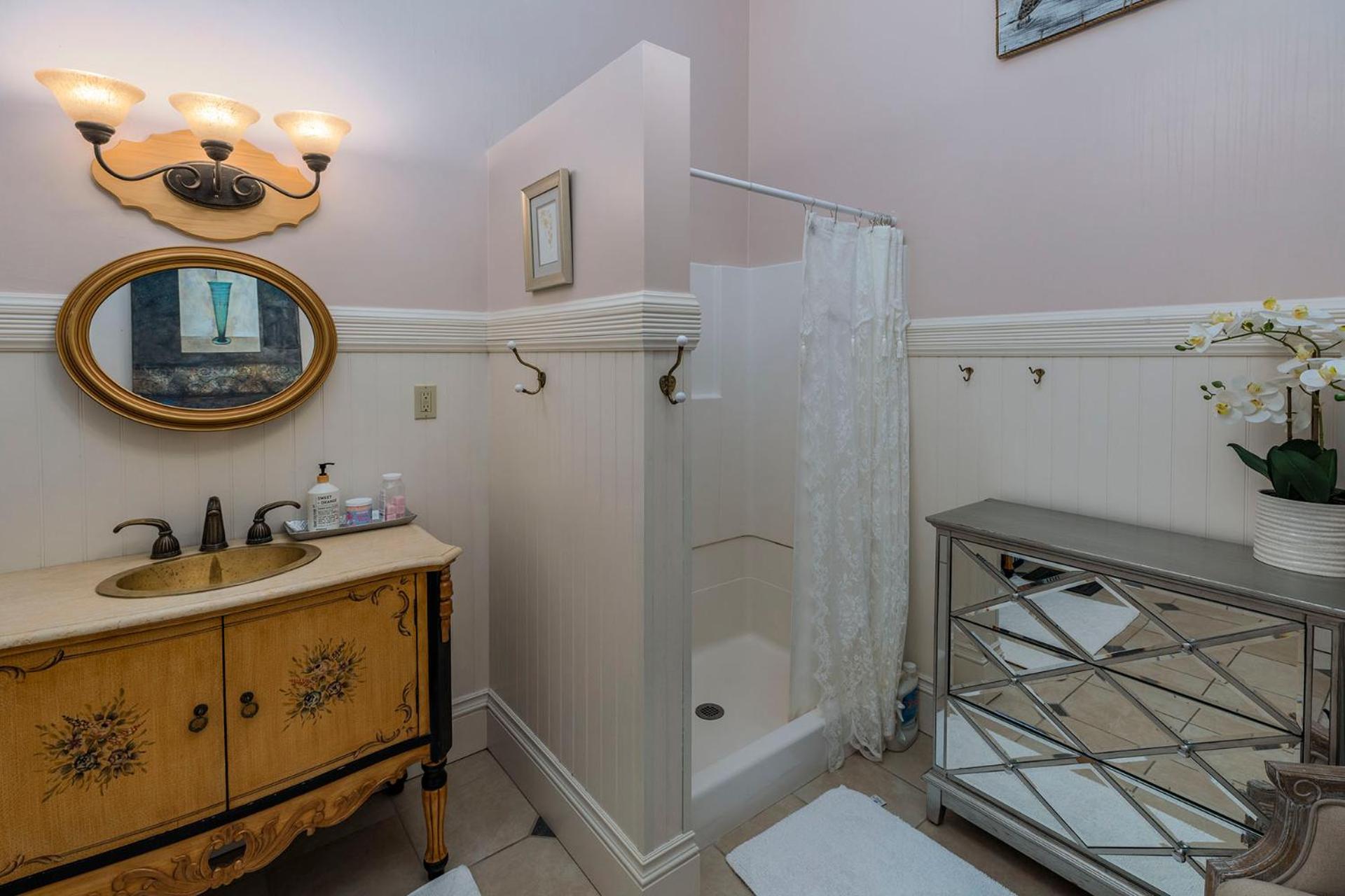 Queen Room with Private Bathroom - Photo 4