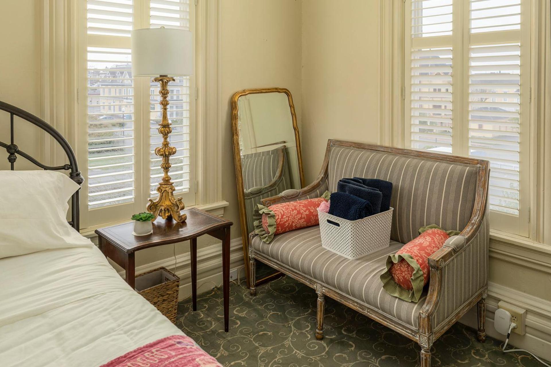 Queen Room with Shared Bathroom photo 3