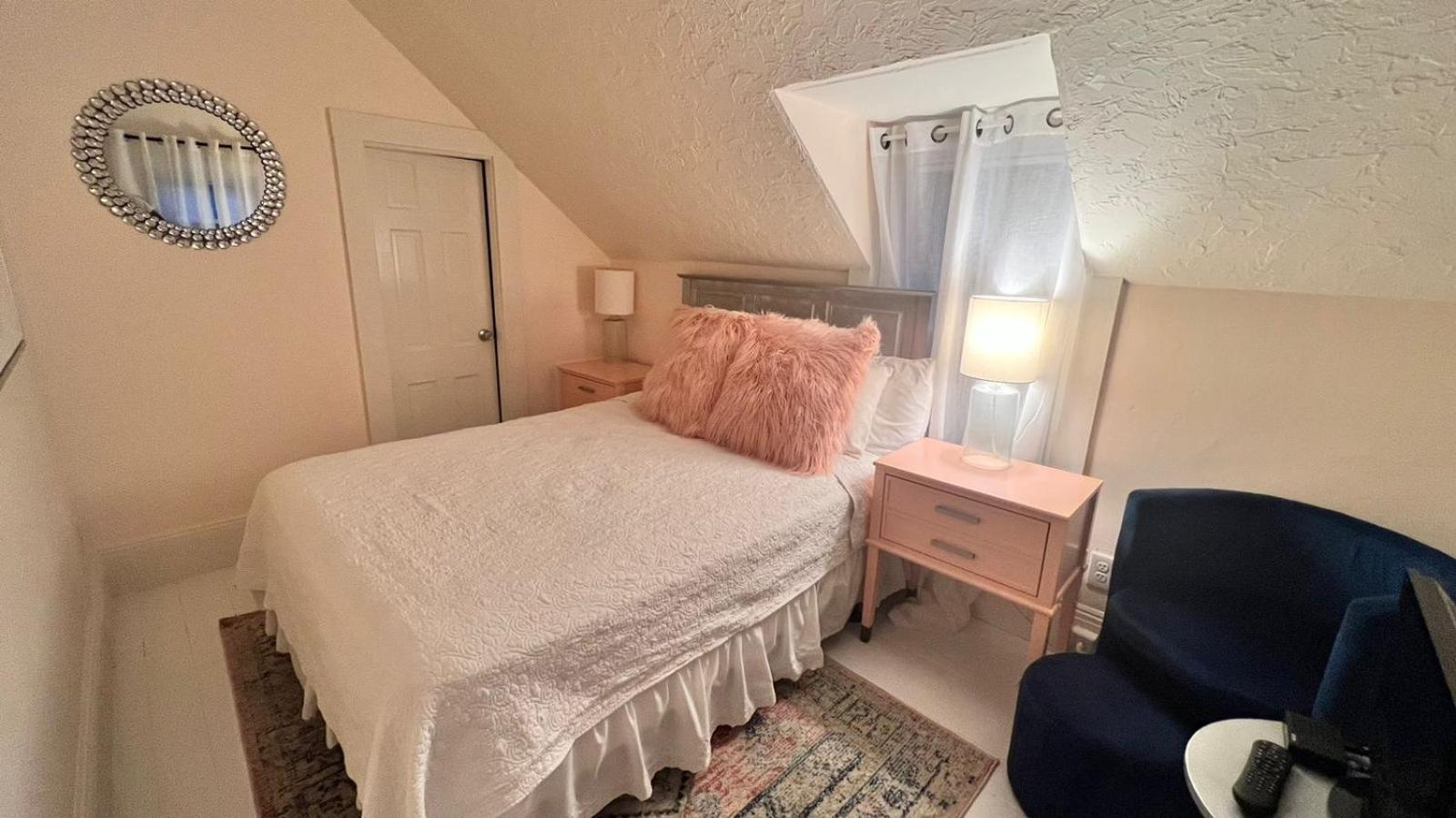 Queen Room photo 2