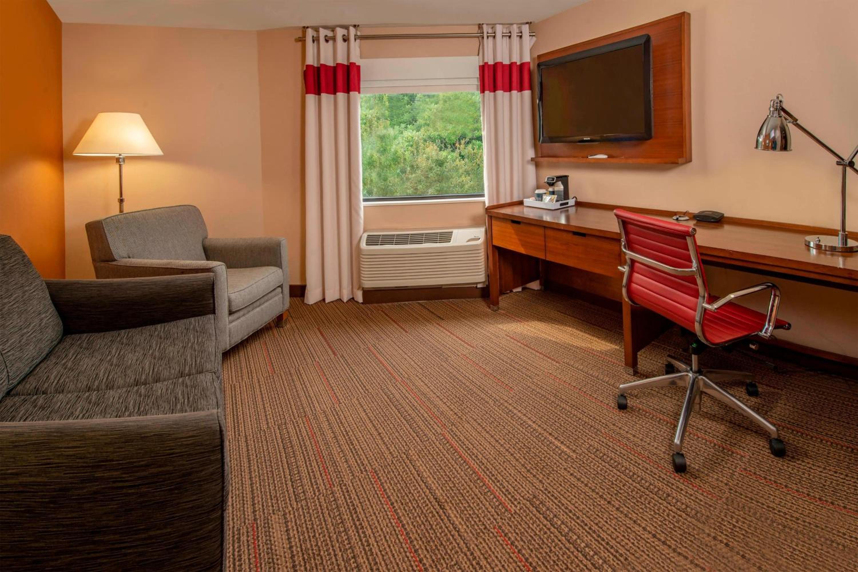 1 Bedroom Suite, 1 King, Whirlpool photo 1