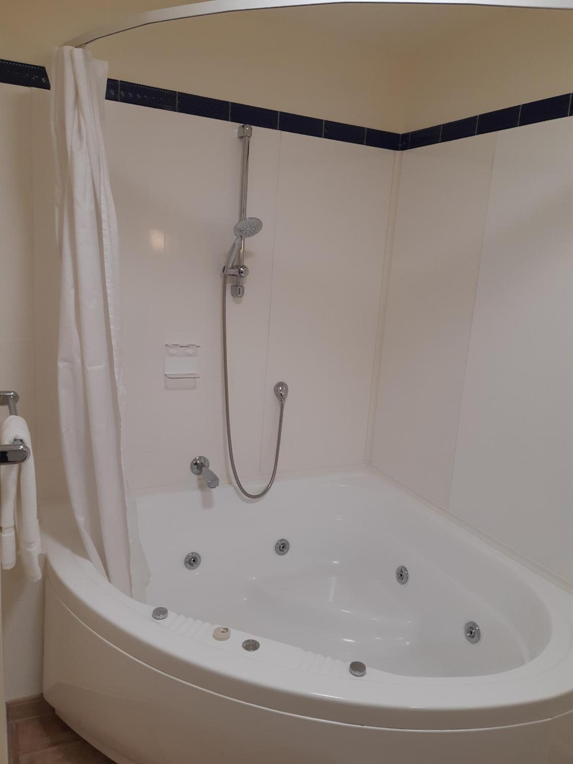 Executive Studio with Spa Bath  - Photo 2