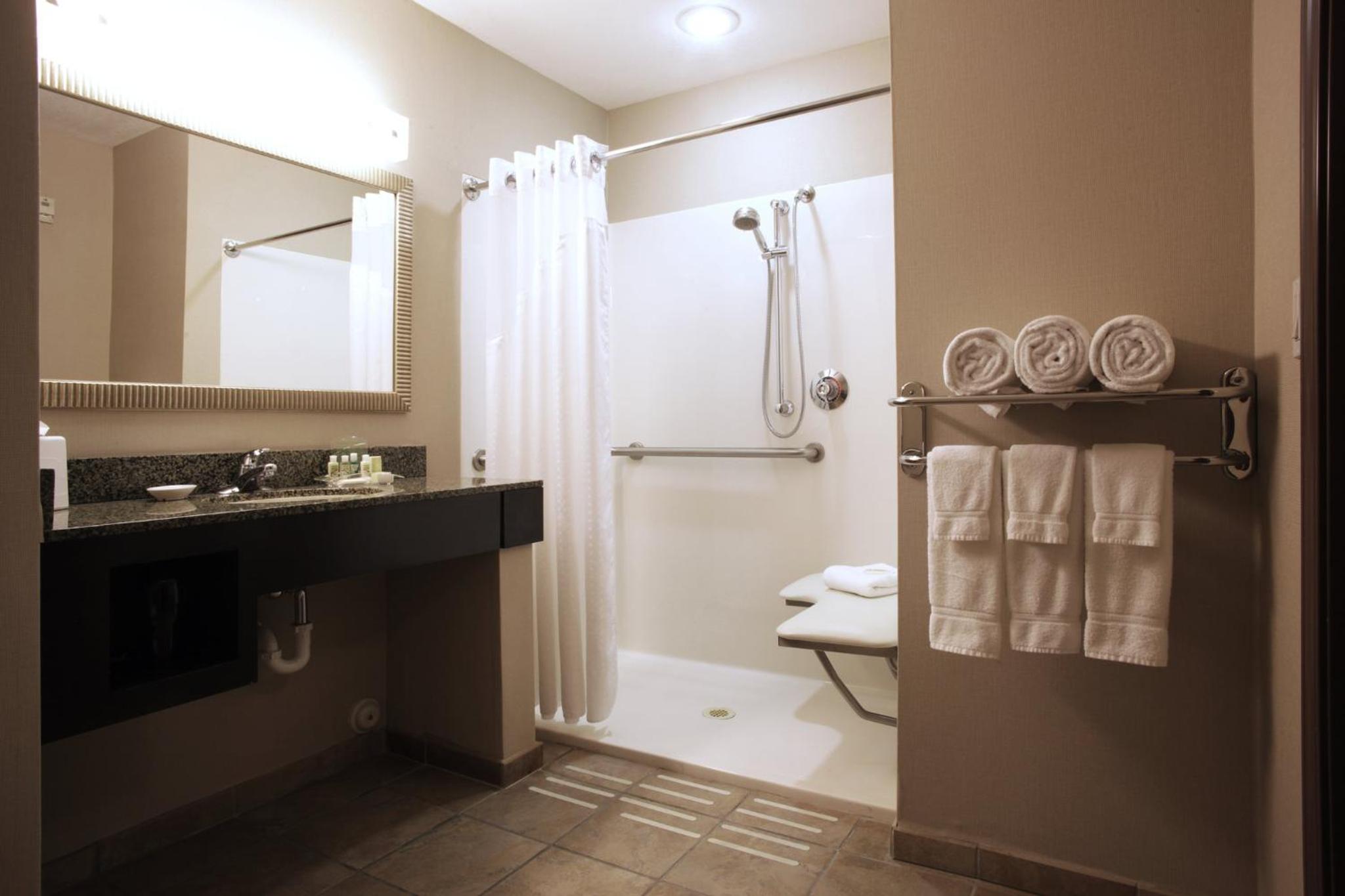Queen Room with Two Queen Beds Hearing Accessible with Roll-In Shower - Non-Smoking - Photo 5