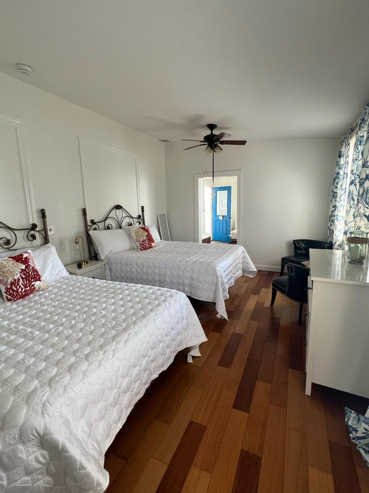 Queen Suite with Two Queen Beds photo 1