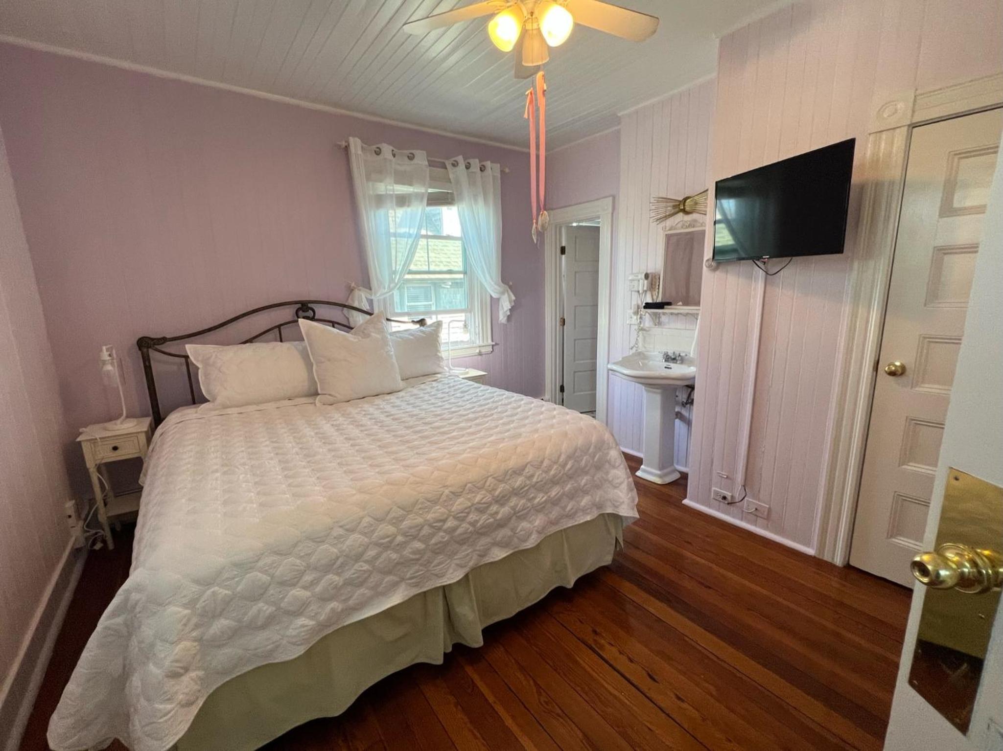 Deluxe King Room photo 2