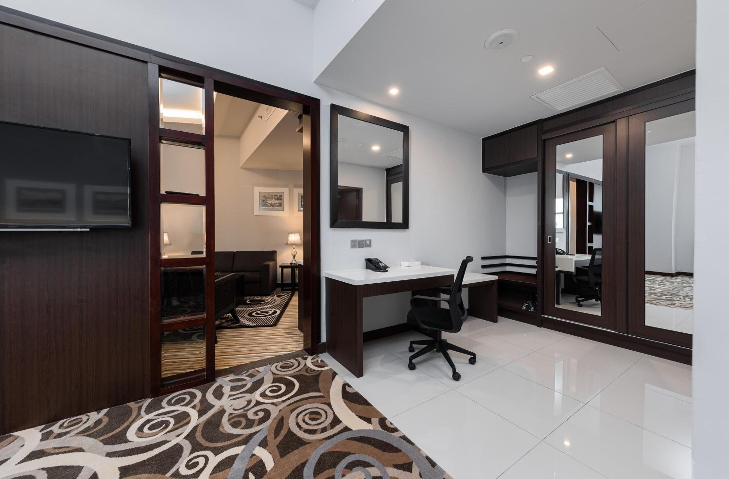 Executive Suite - Photo 1