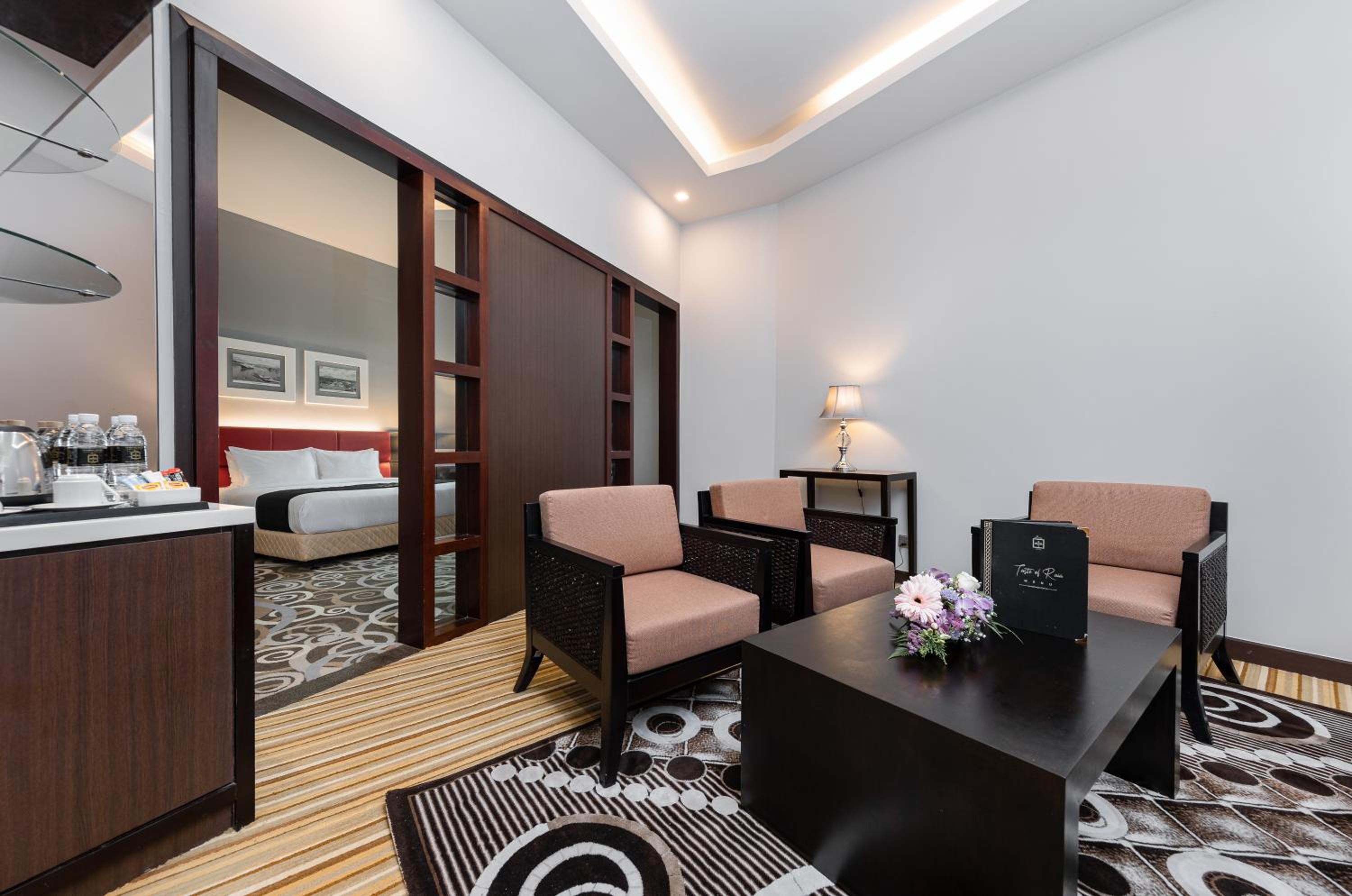 Executive Suite - Photo 2