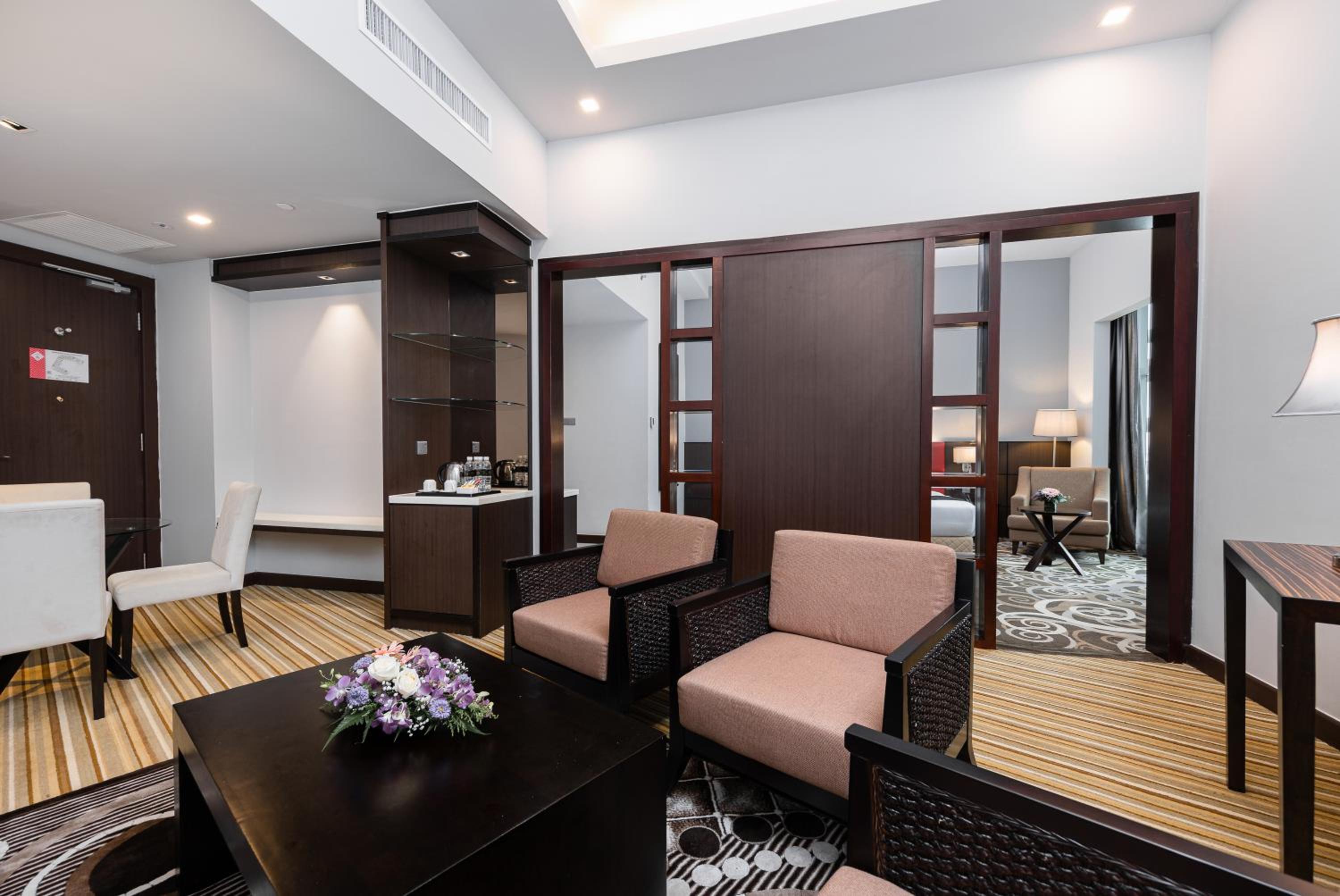 Executive Suite - Photo 3
