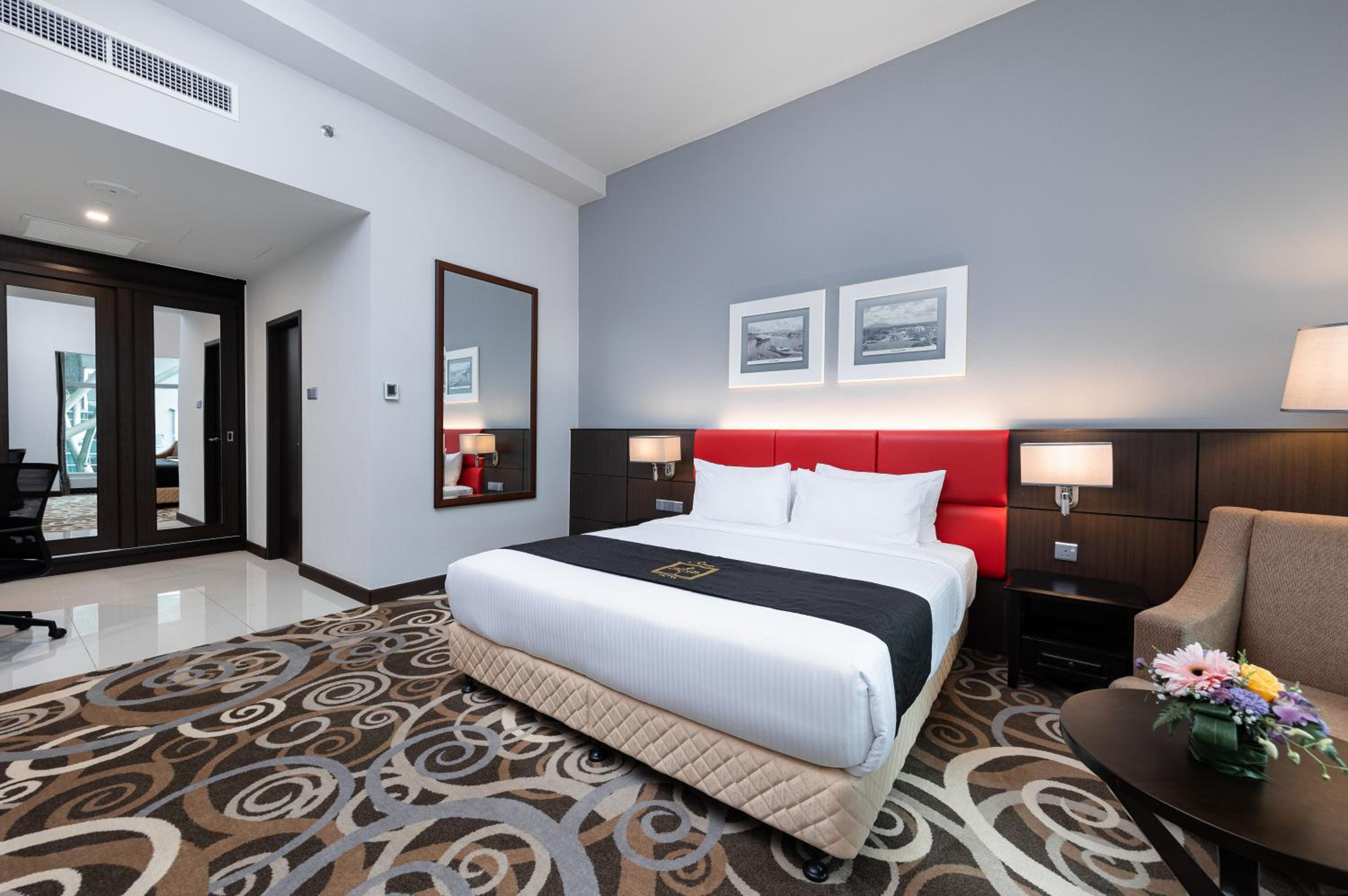 Executive Suite - Photo 4
