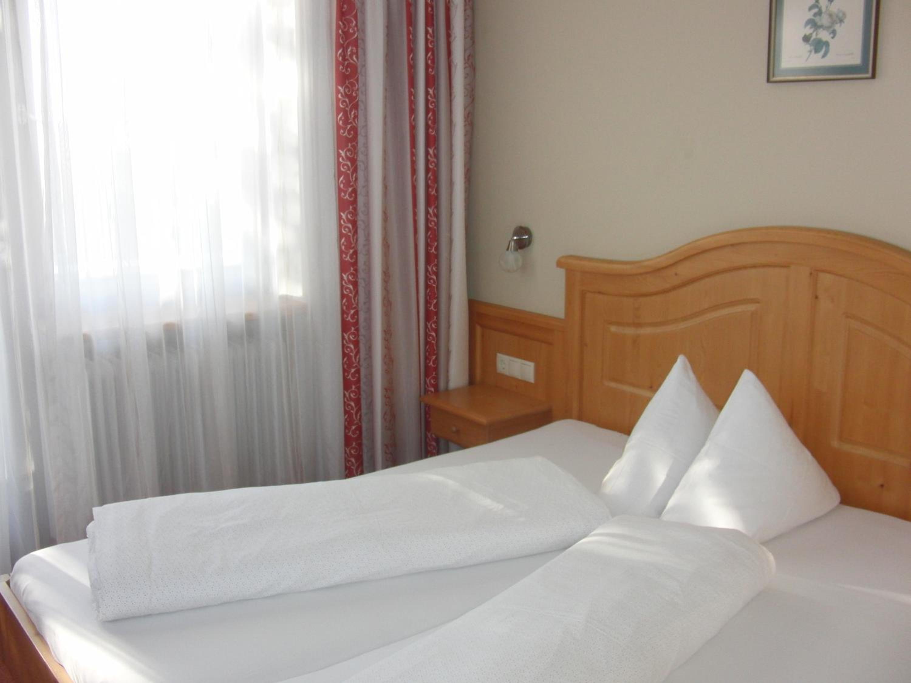Double or Twin Room with Shower - Photo 5
