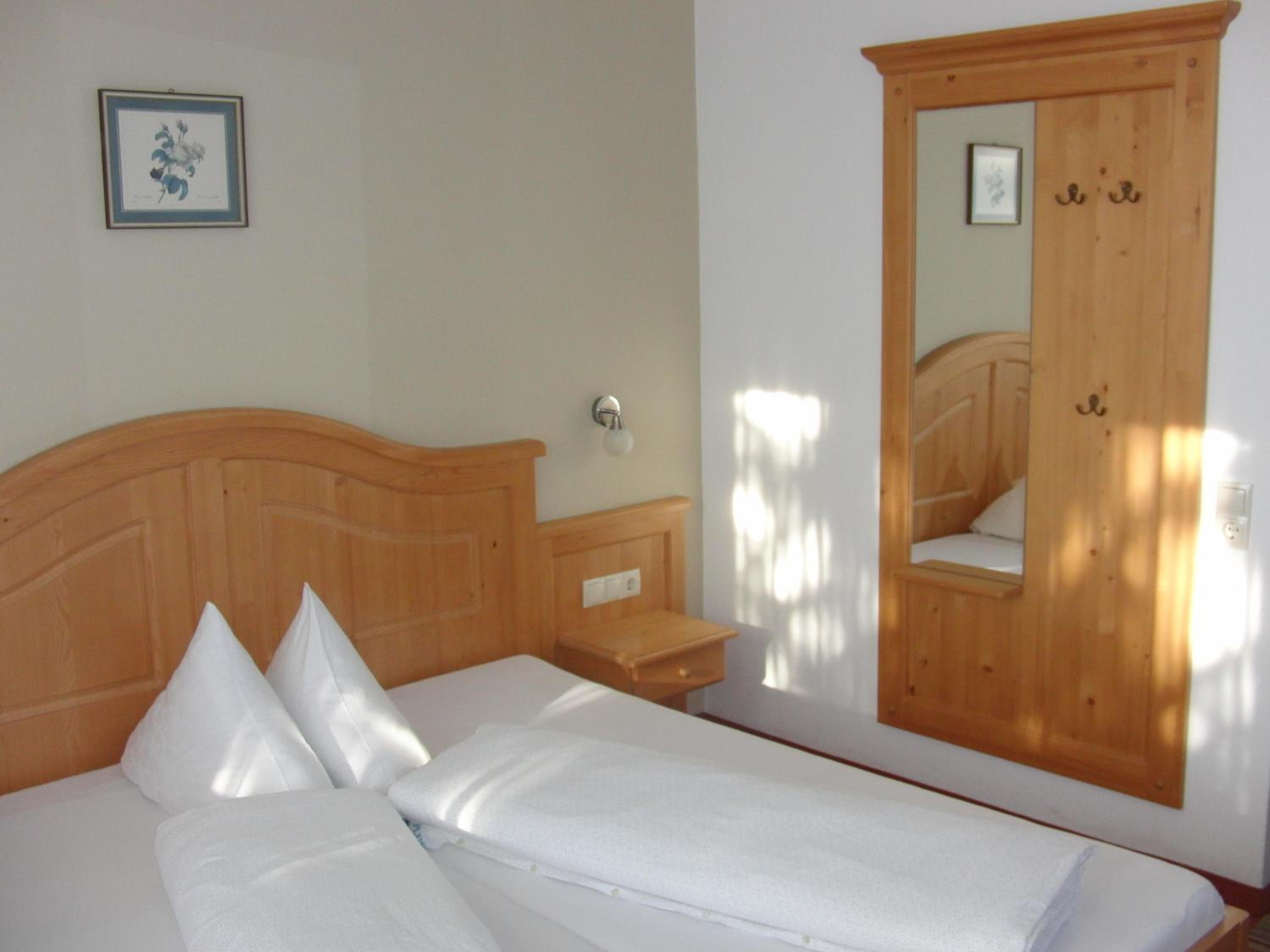 Double or Twin Room with Shower - Photo 3
