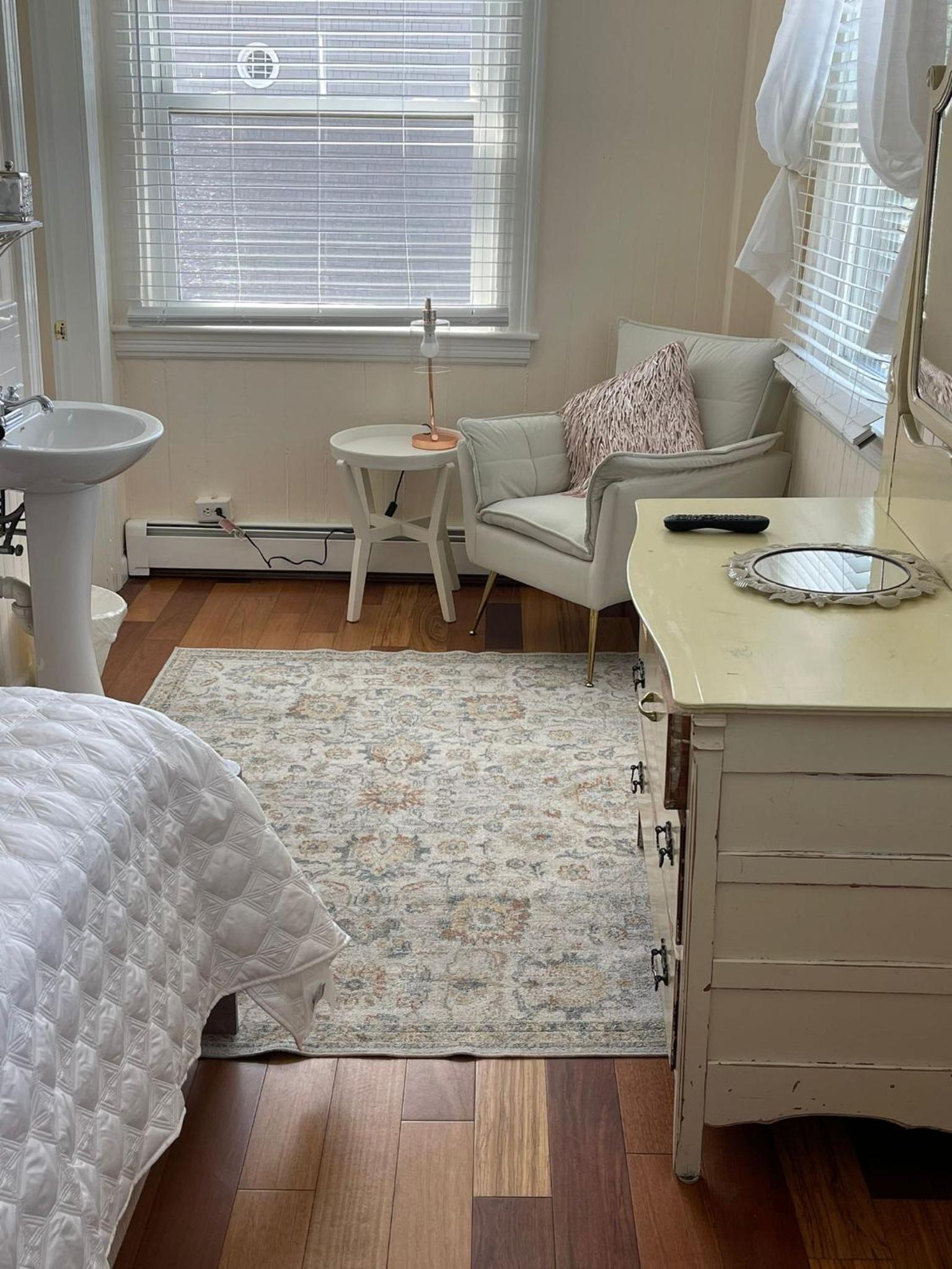 Queen Room photo 2