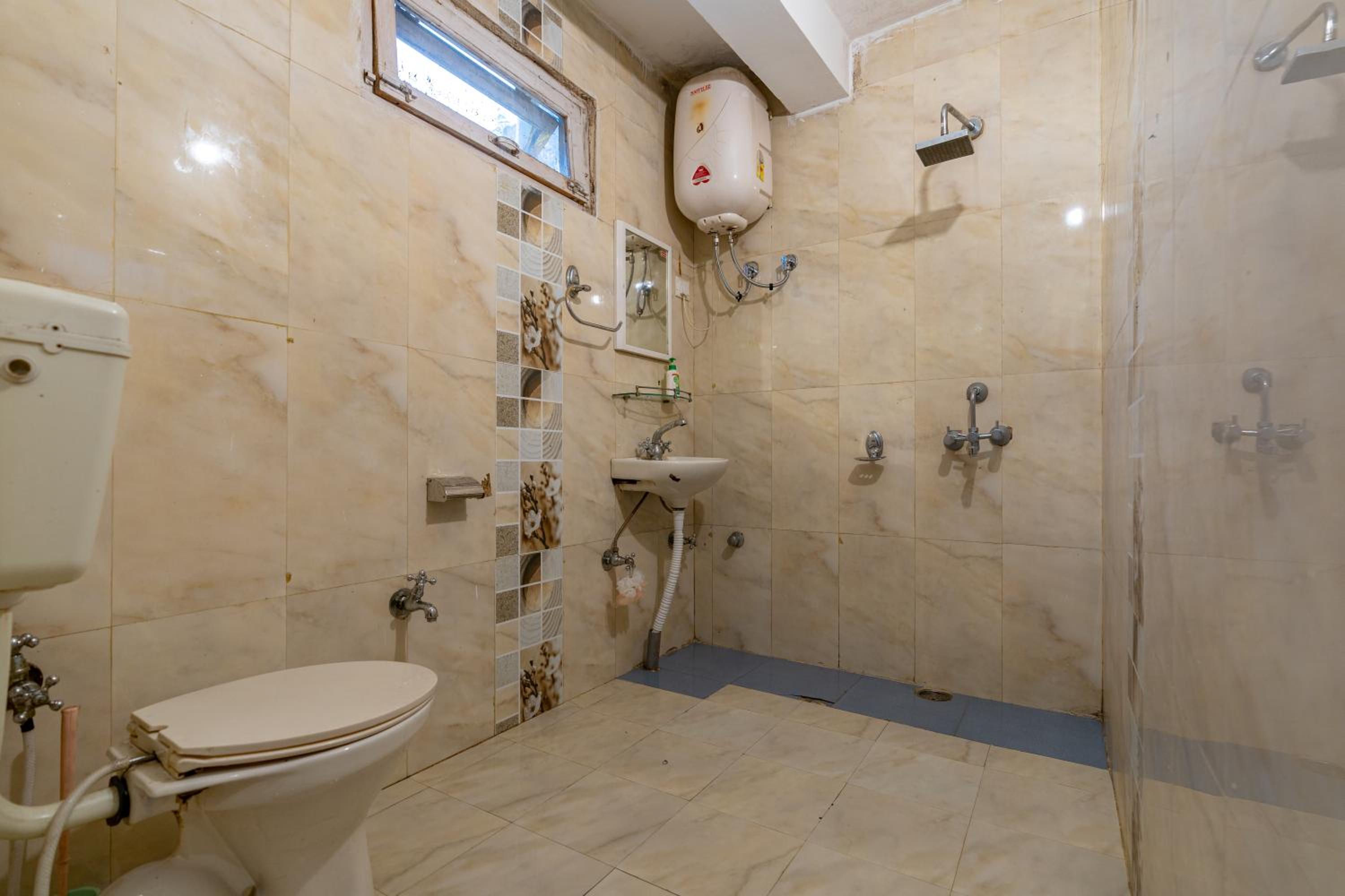 Double or Twin Room with Private Bathroom - Photo 23