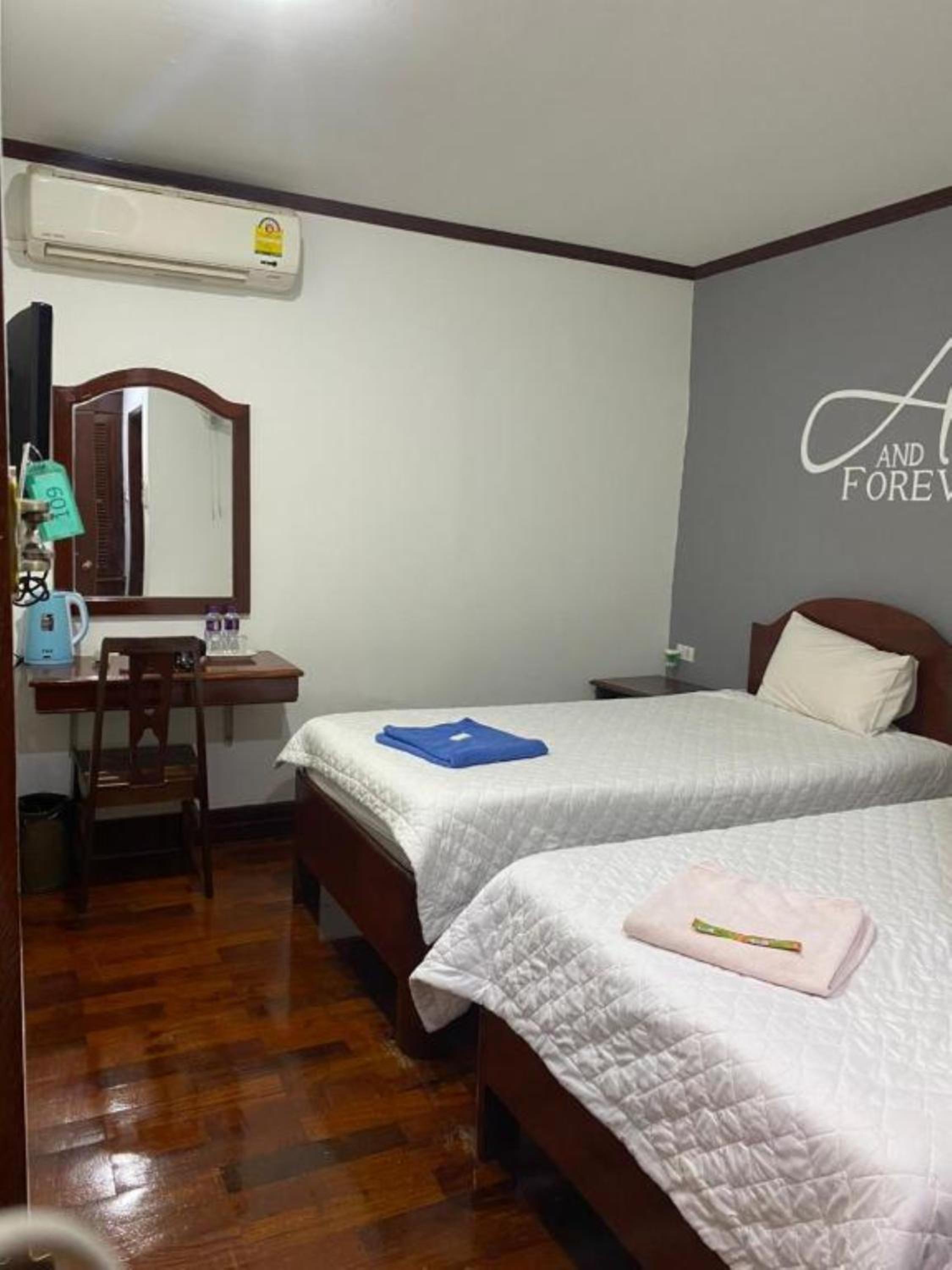 Double or Twin Room - No Window - Photo 11