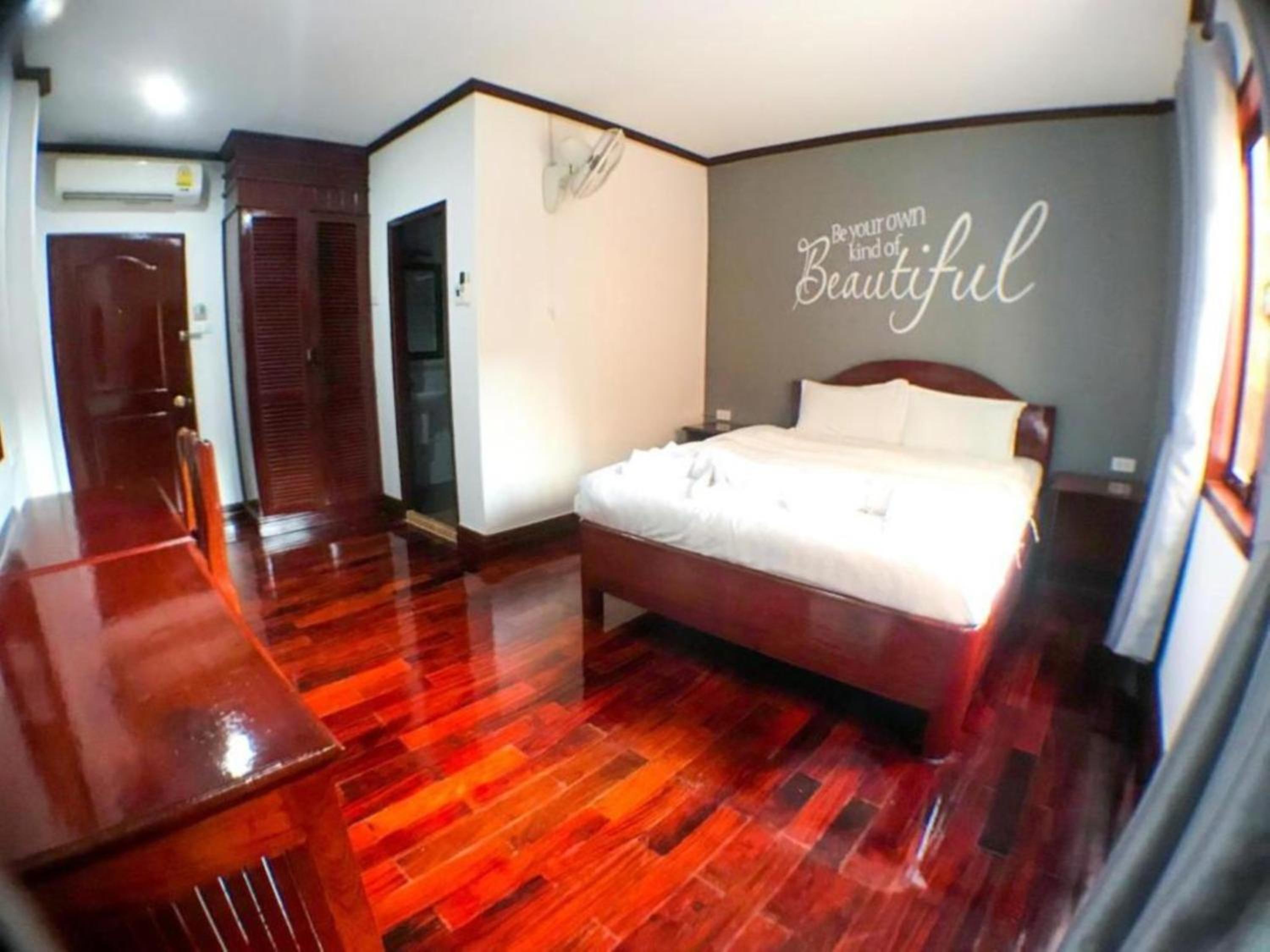 Double or Twin Room with Window - Photo 4