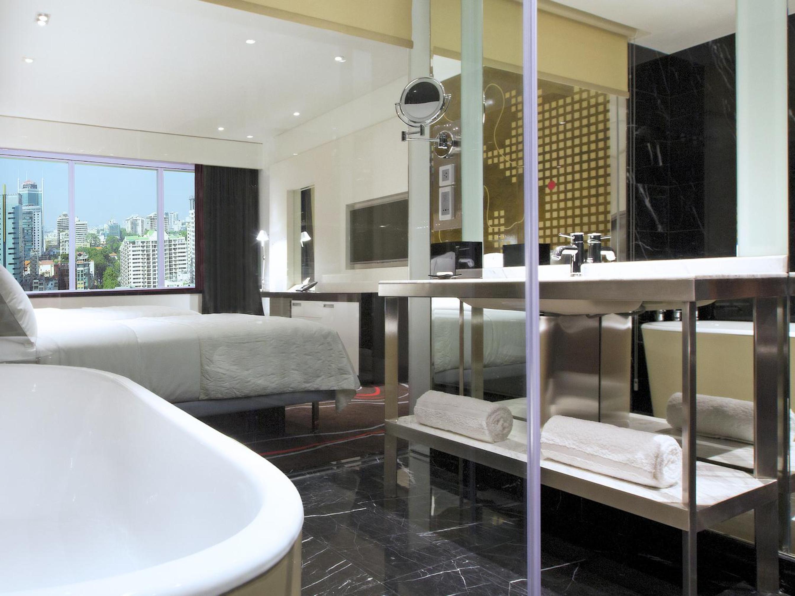 Concierge lounge access, Larger Guest room, 1 King photo 3