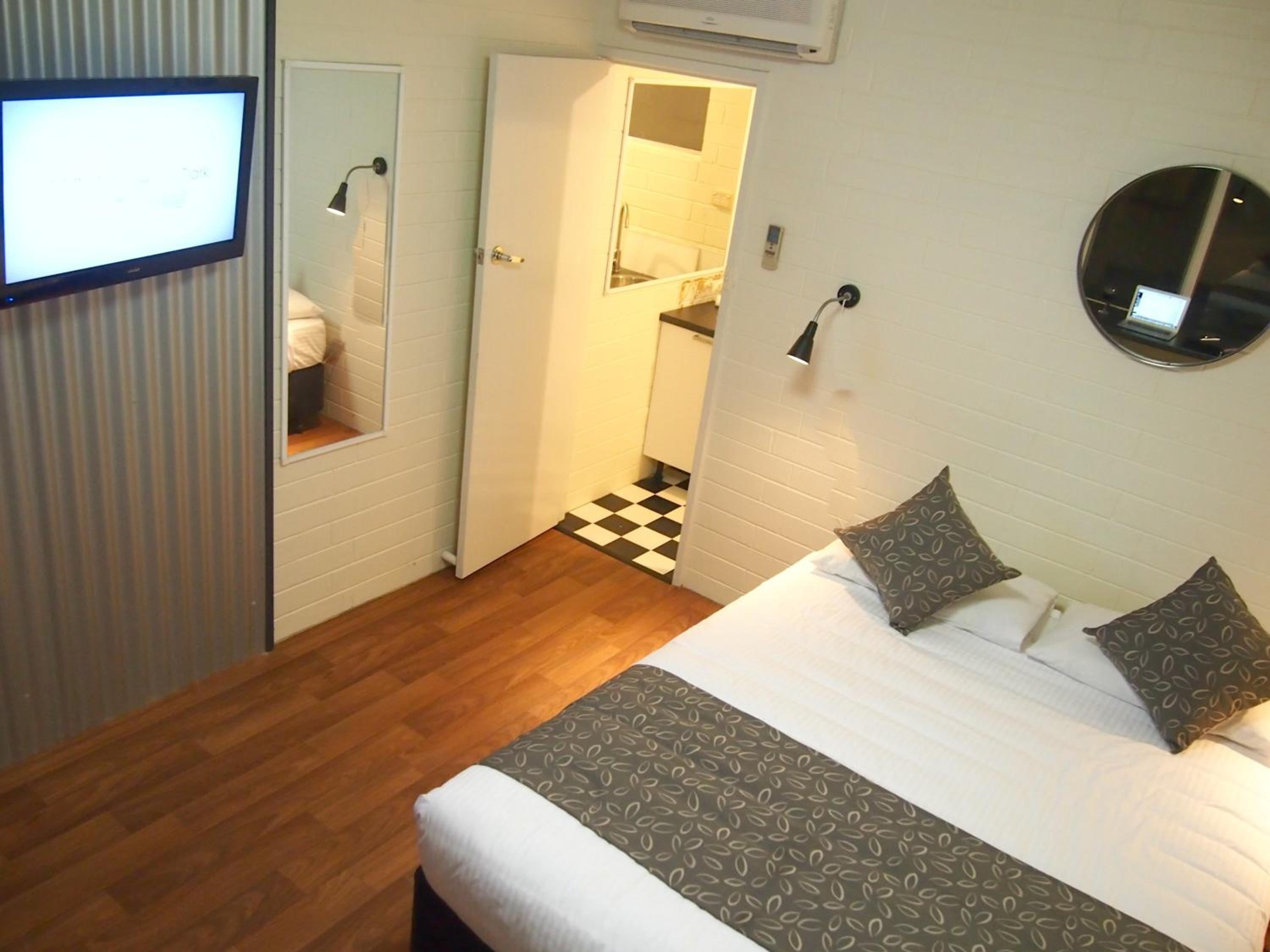 Queen Room photo 2