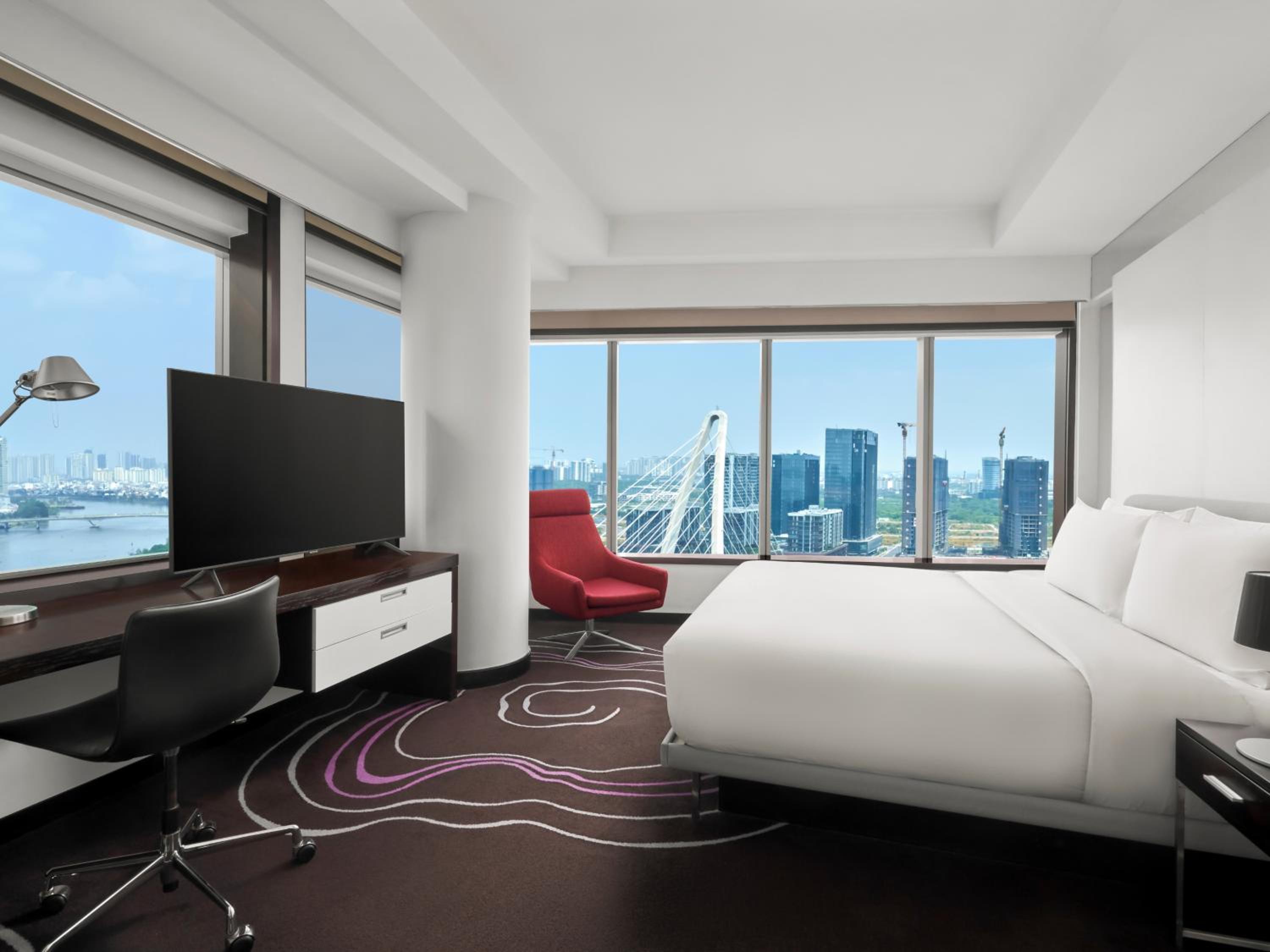 Concierge lounge access, 1 Bedroom Larger Suite, 1 King, River view, Corner room photo 1