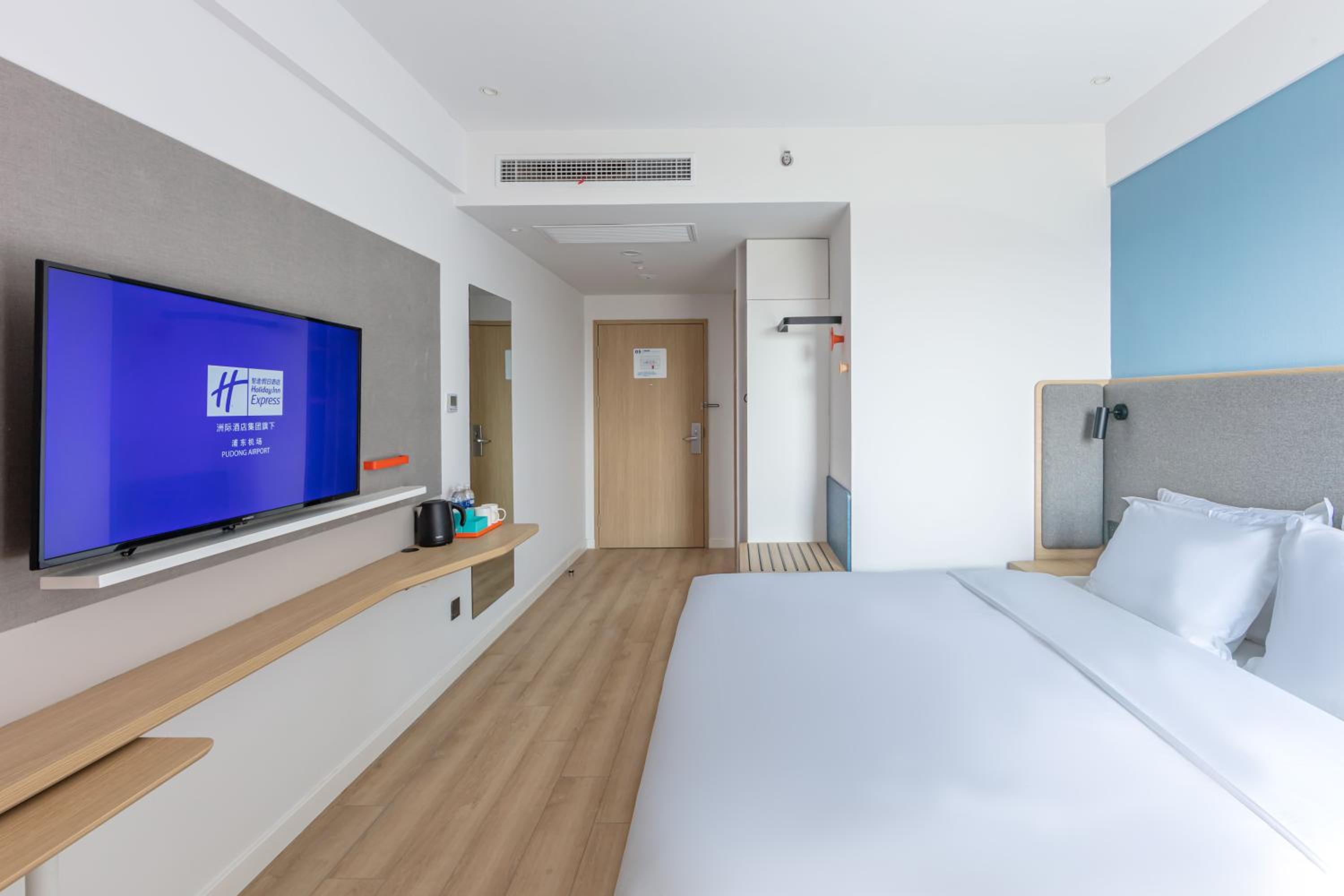 Standard King Room - High Floor photo 3