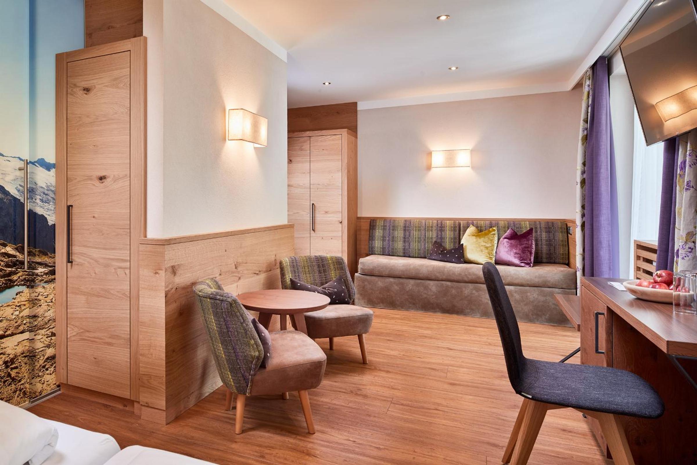 Junior Suite with Mountain View - Photo 2