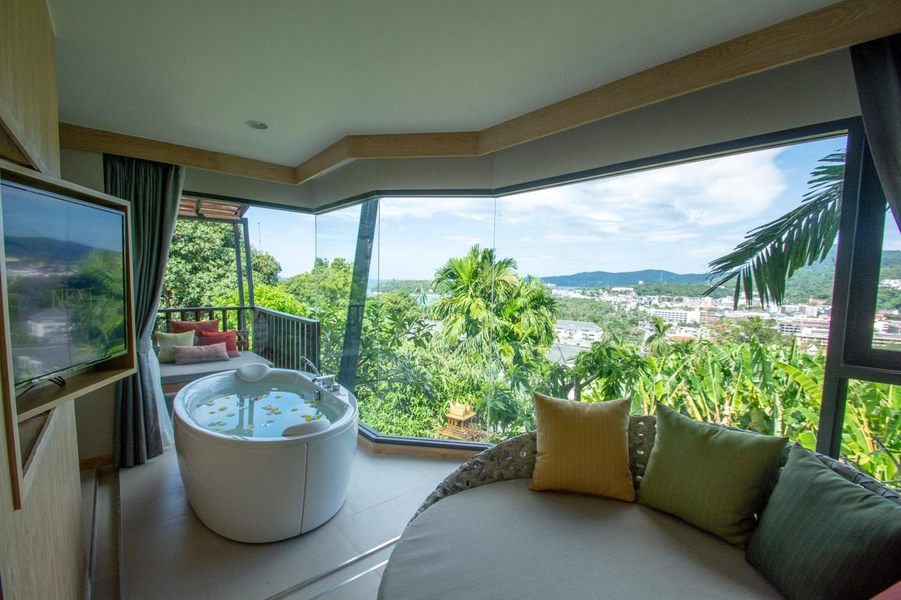 Honeymoon Suite - Photo 5