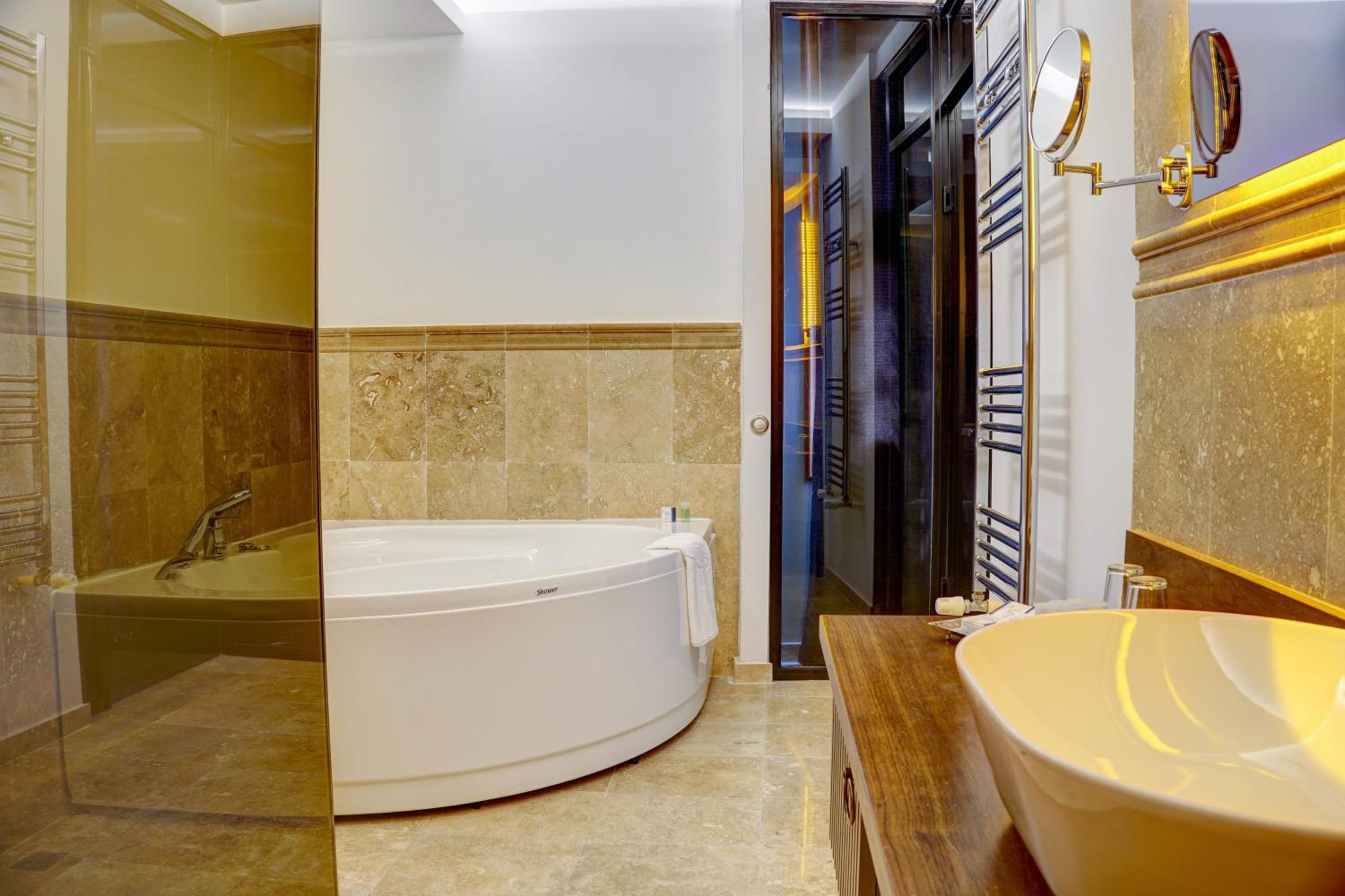 Suite - Photo 2
