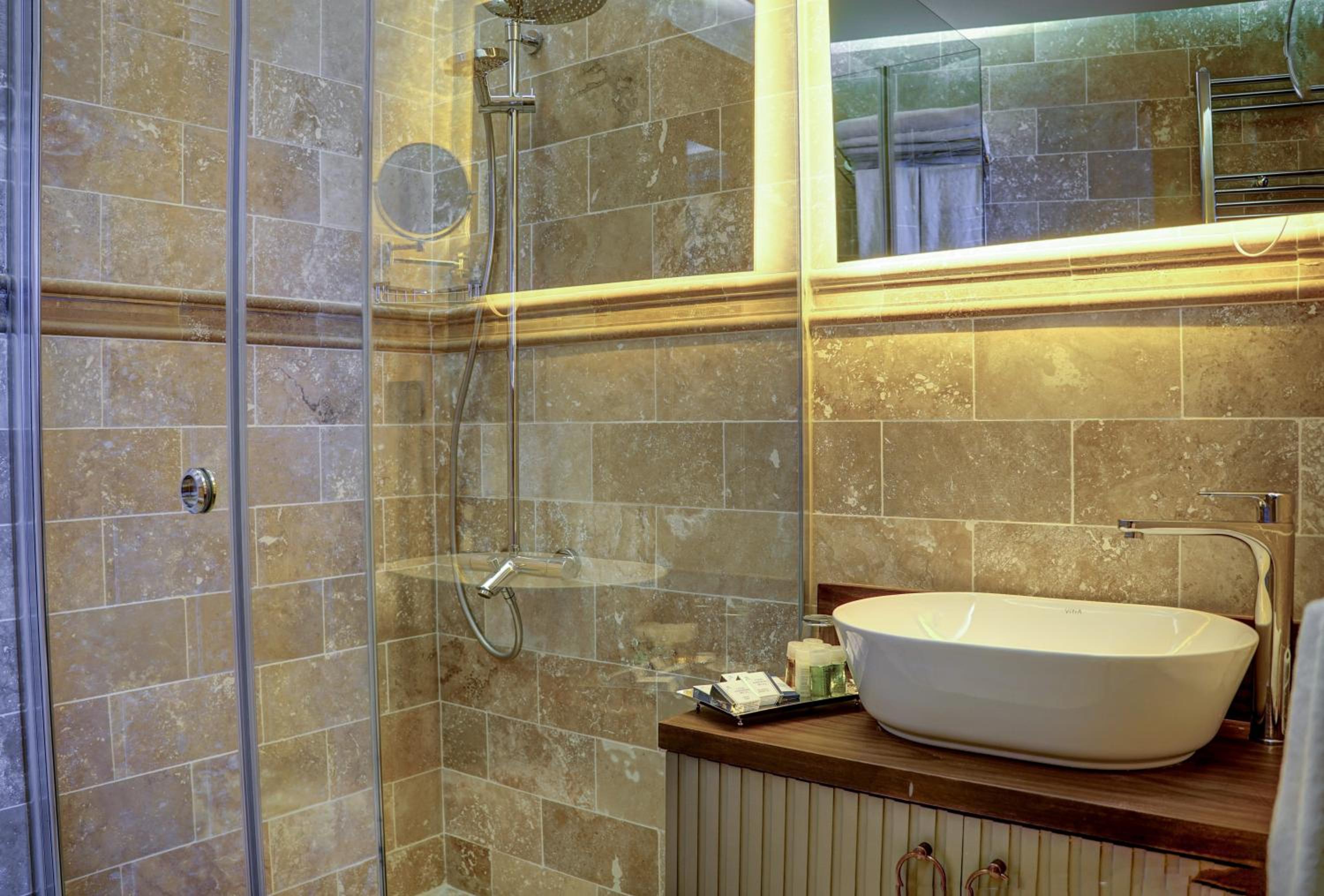 Deluxe Room - Photo 5