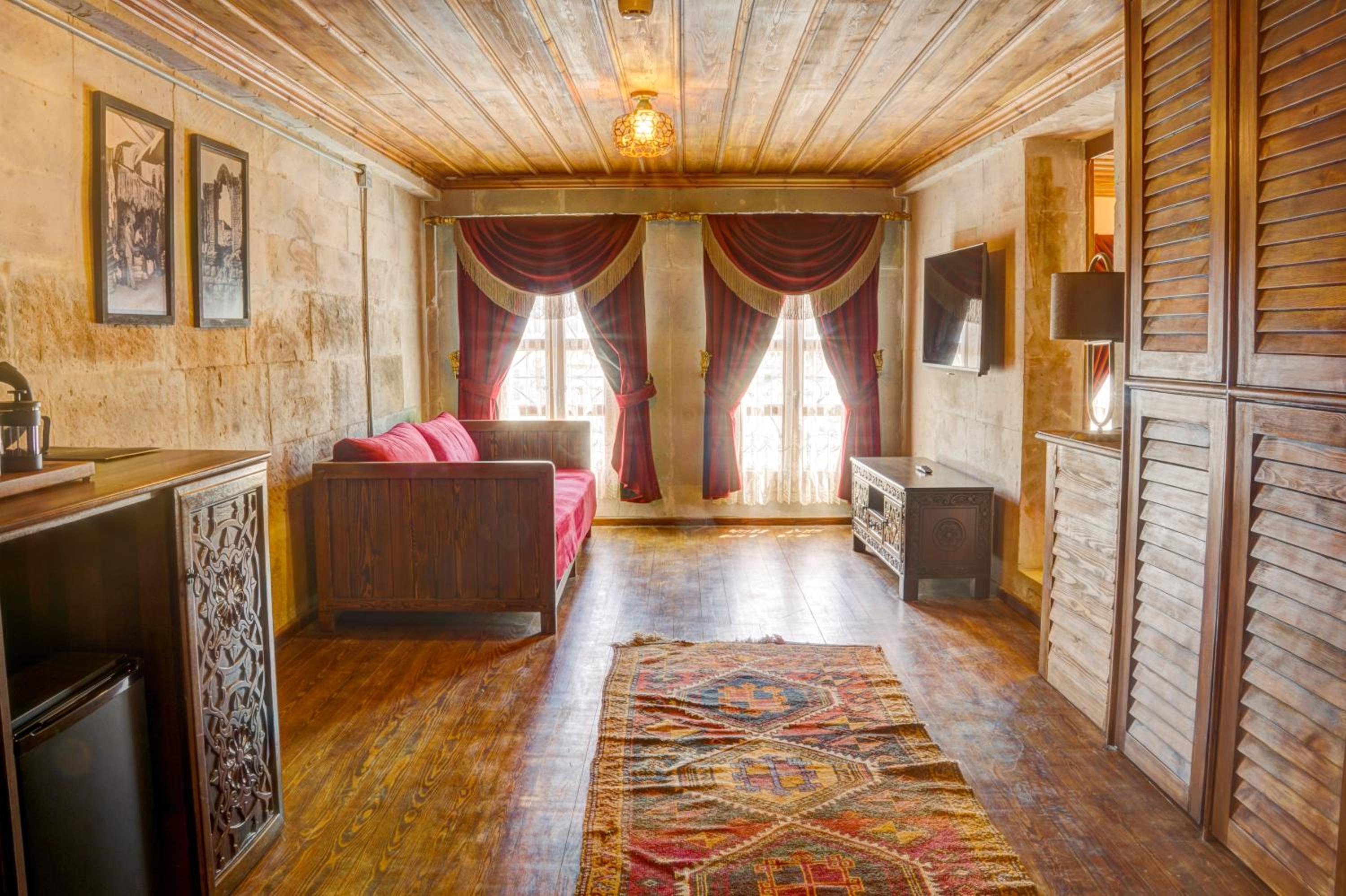 Superior Suite - Photo 8