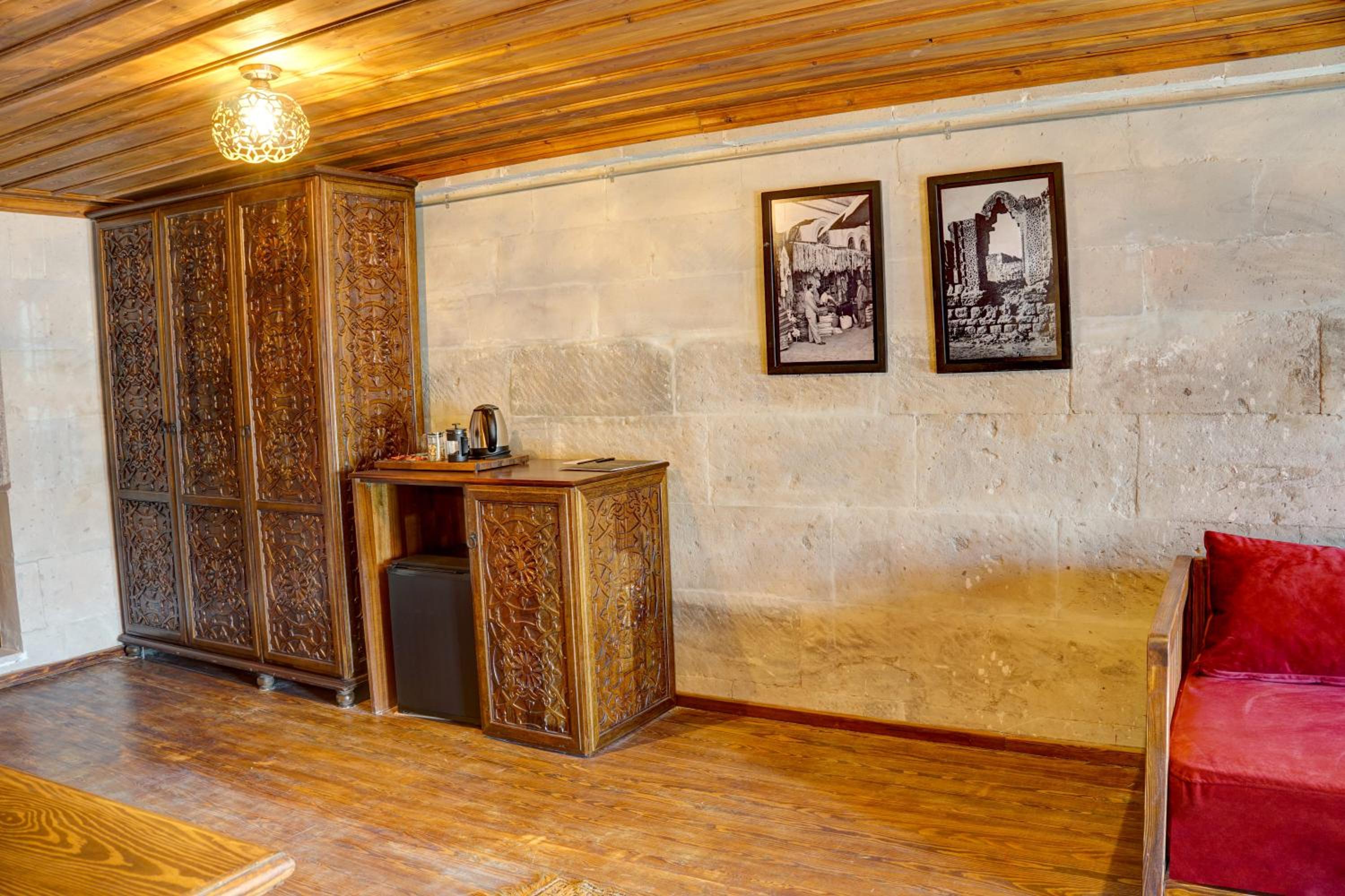 Superior Suite - Photo 11