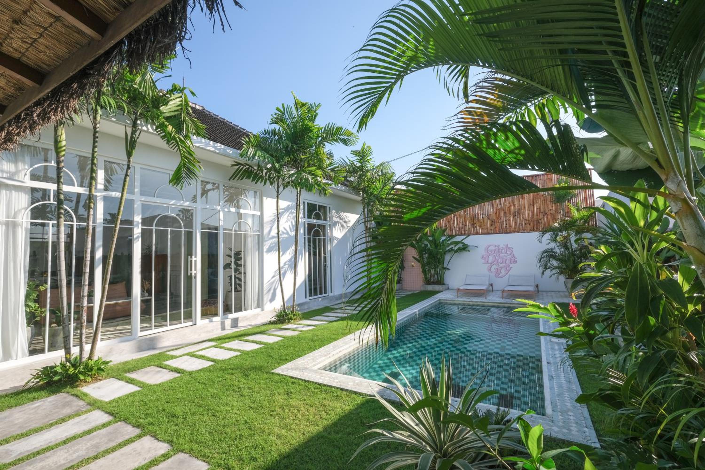 Villa with Private Pool - Photo 25
