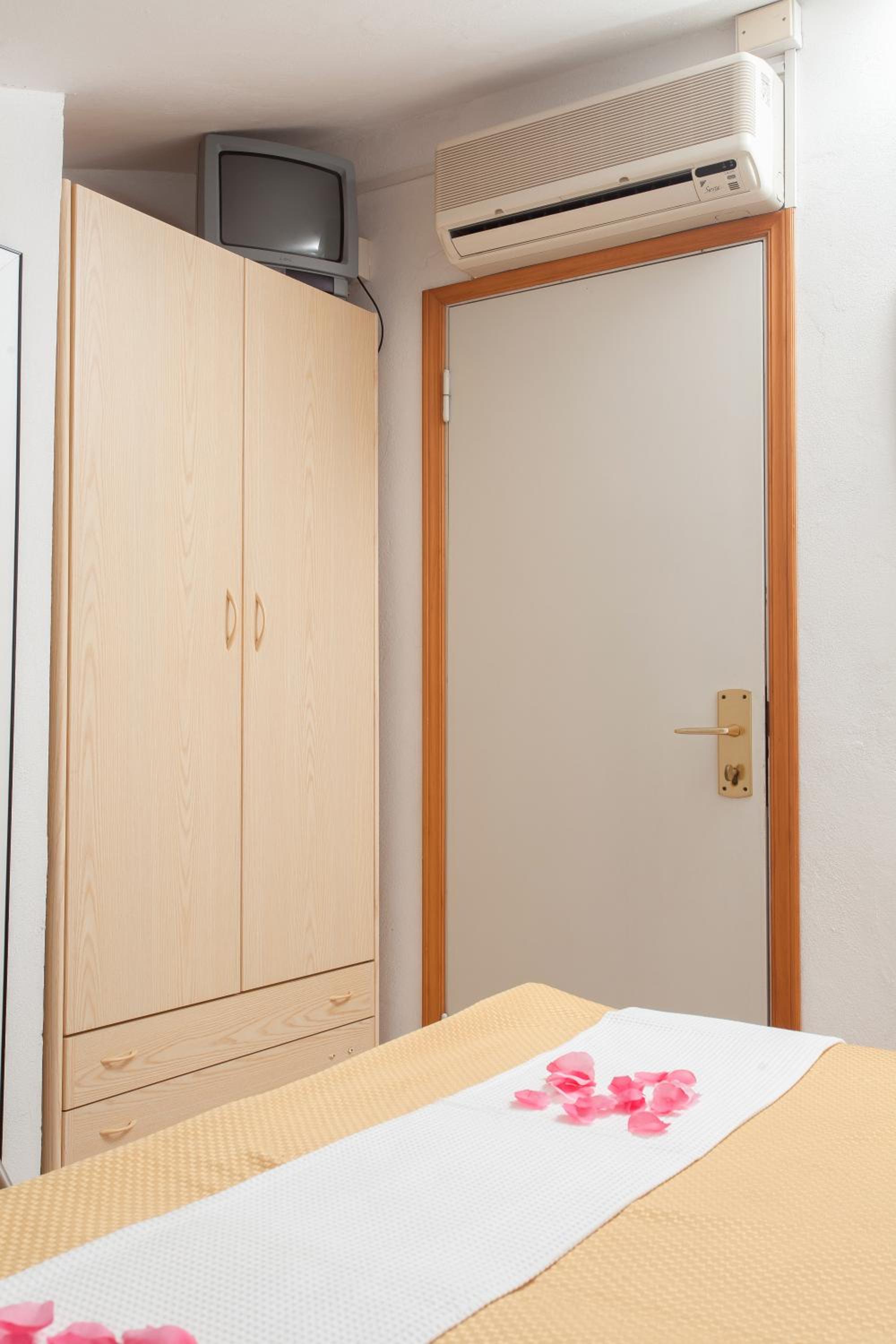 Economy Double Room photo 2