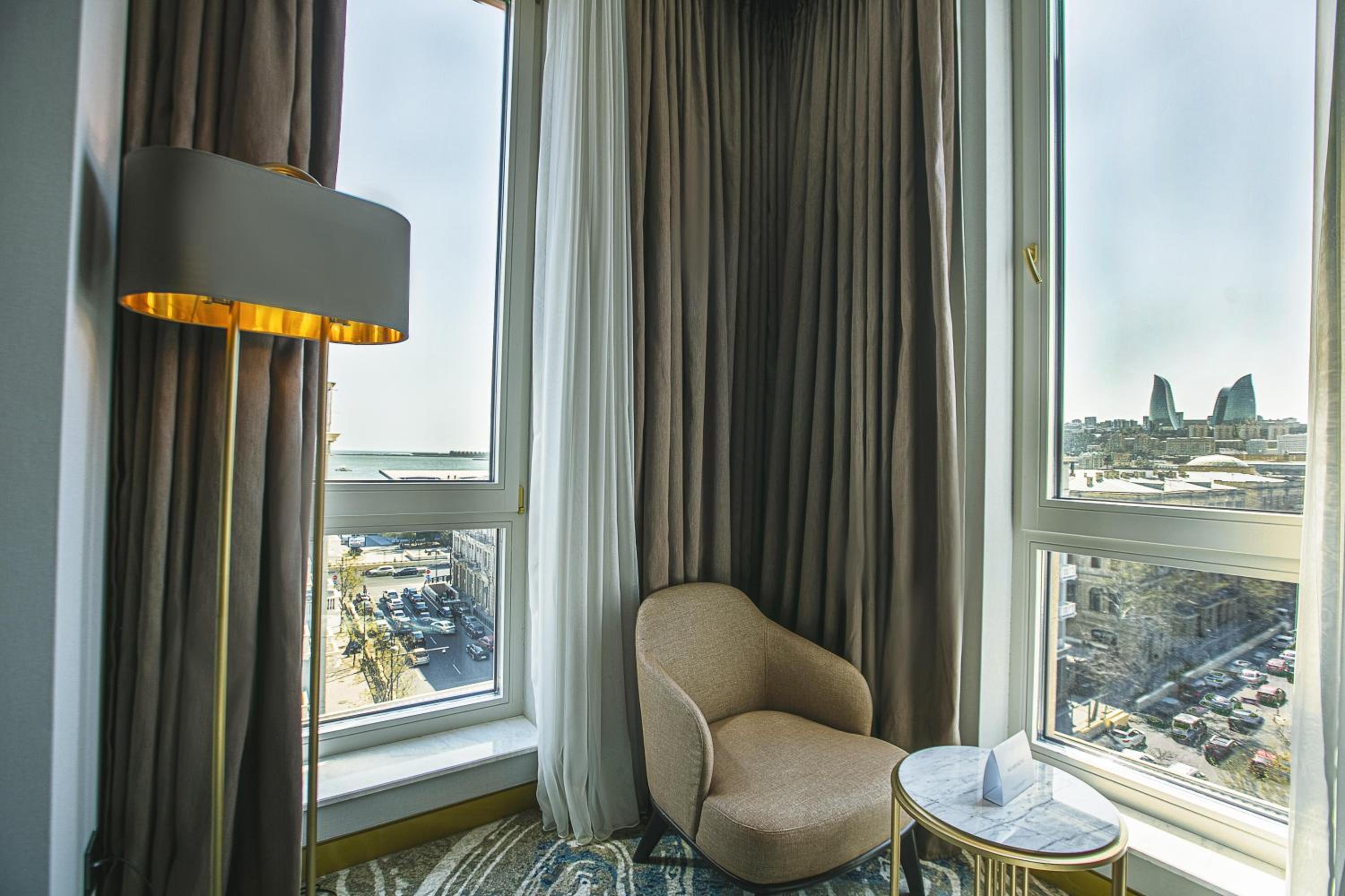 Premium King Room - Smoking - Photo 10