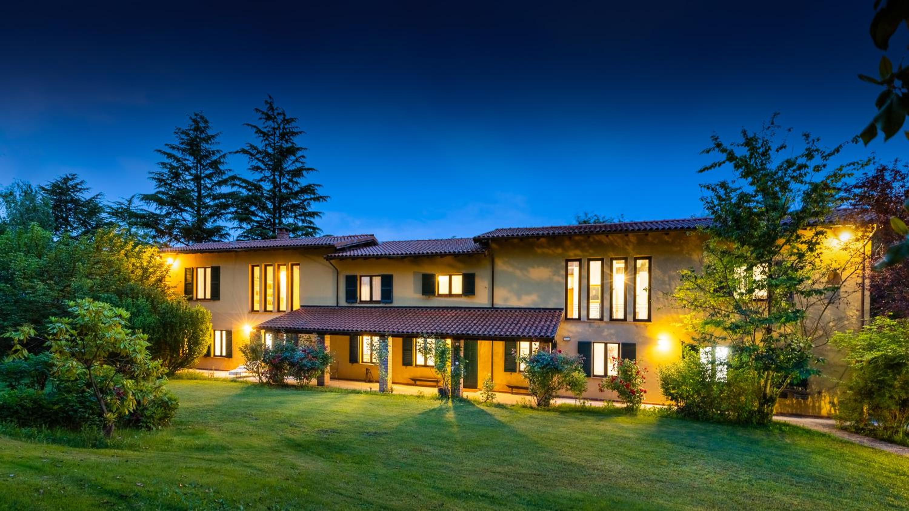 Eight-Bedroom Villa photo 3
