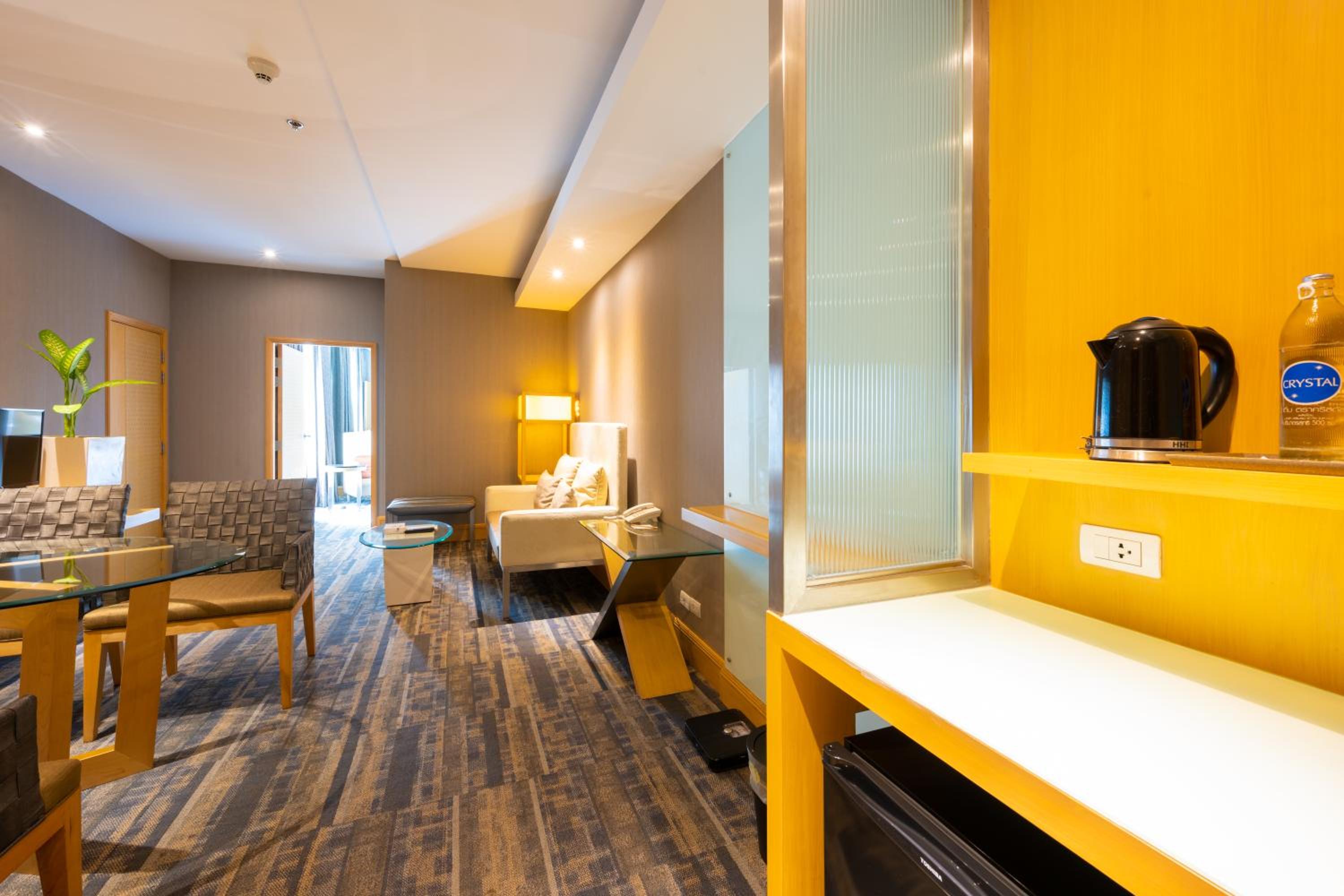 Premier Suite - Photo 11