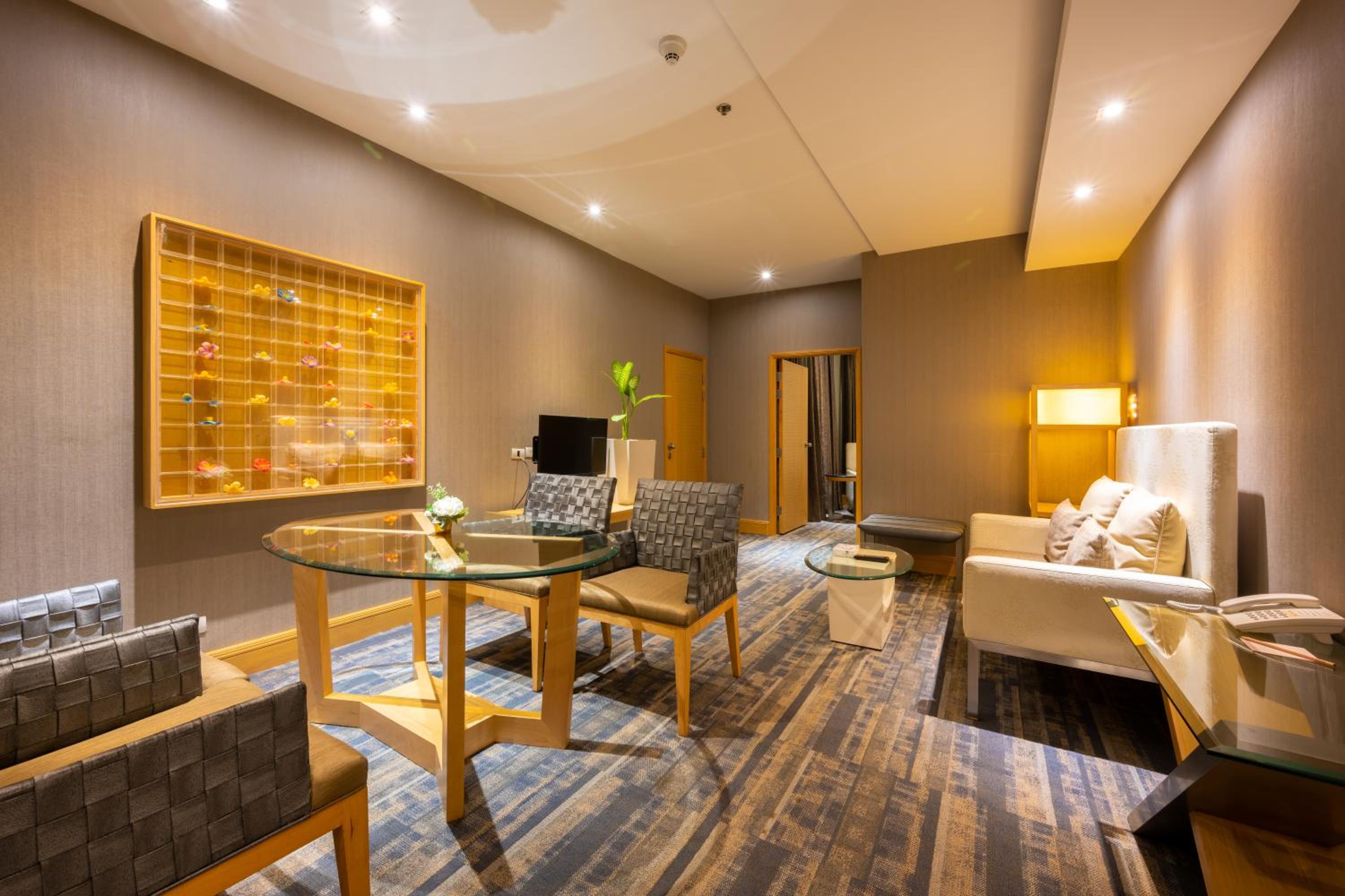 Premier Suite - Photo 10