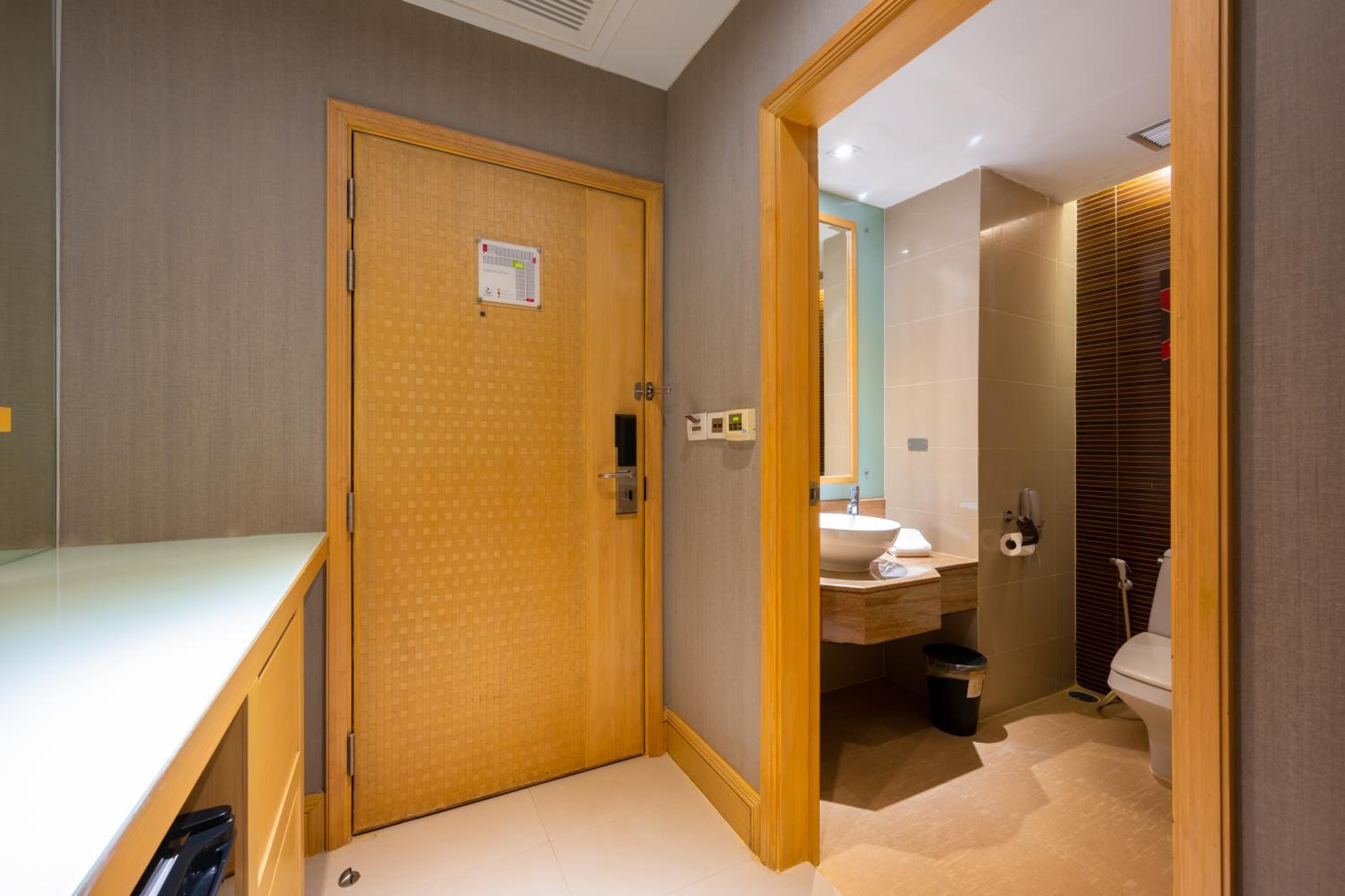 Premier Suite - Photo 9