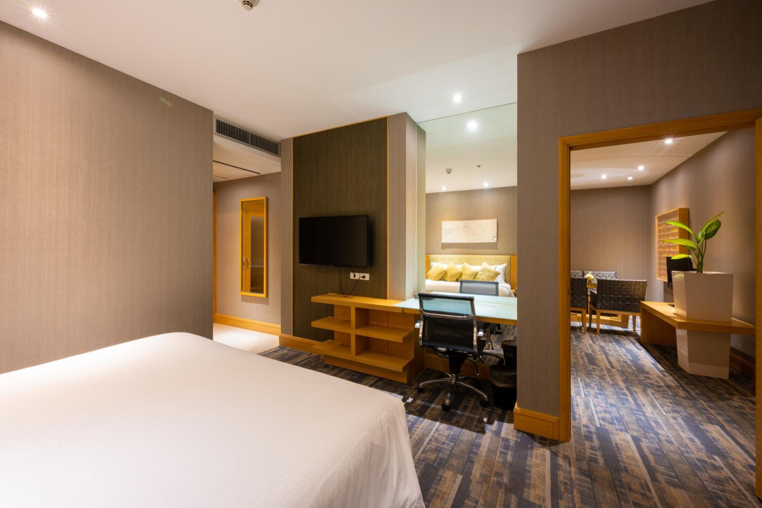 Premier Suite - Photo 4