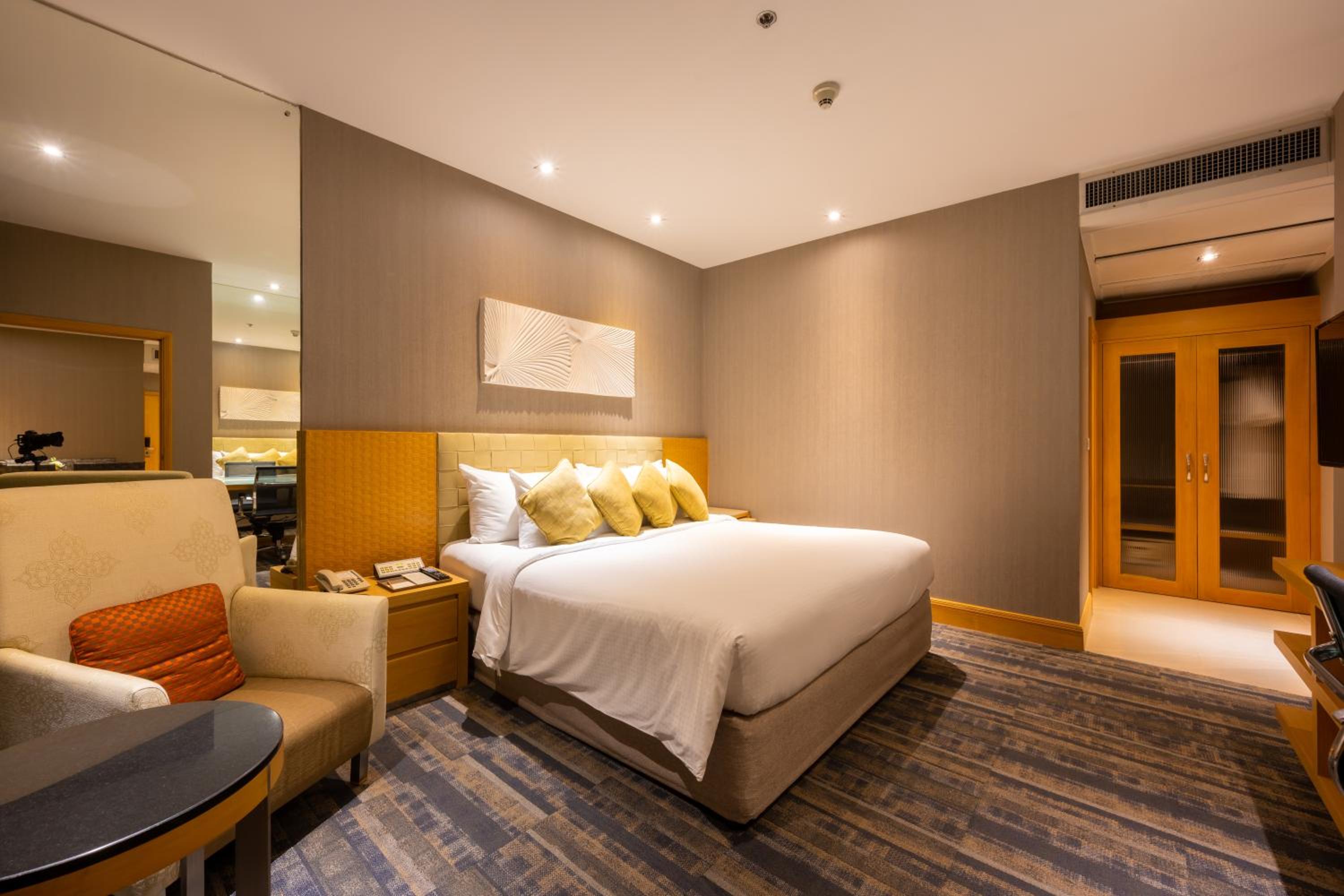 Premier Suite - Photo 5