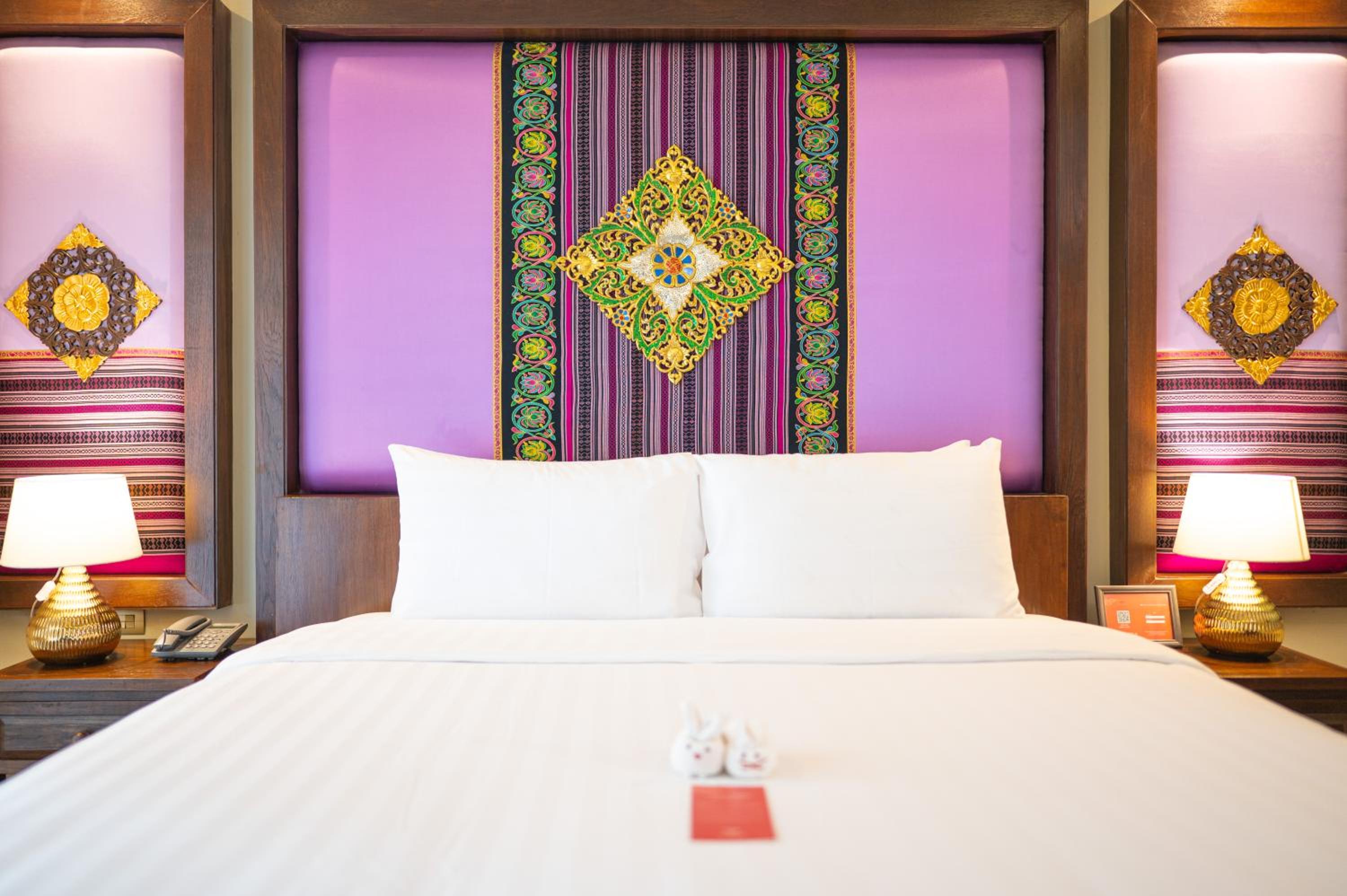 Deluxe Double Room with Bath - Photo 5